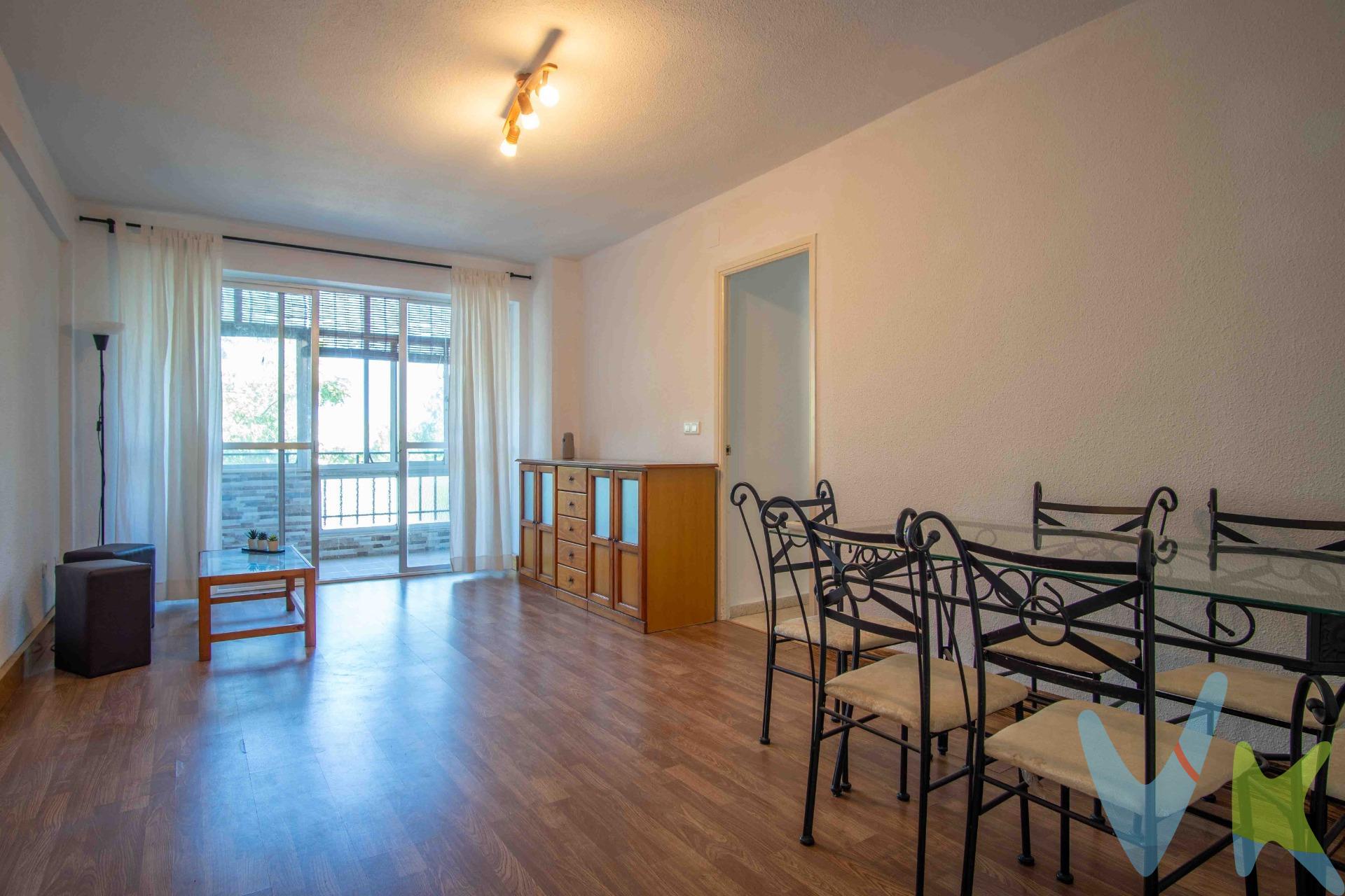 Descubre esta vivienda situada en una ubicación estratégica de San Fernando, muy próxima a la estación y con fácil acceso a la salida de la ciudad. Una zona práctica y bien comunicada que te hará la vida más cómoda. Se trata de una amplia tercera planta con ascensor, que goza de una magnífica orientación y una luz natural que llena cada rincón. La distribución es muy funcional: tres dormitorios, cocina independiente con lavadero, un baño completo y una acogedora terraza acristalada que podrás disfrutar durante todo el año.✨. La vivienda se conserva en su estado original, lo que te ofrece la oportunidad de adaptarla a tu gusto y estilo, creando un hogar único y hecho a tu medida. Con amplitud, luz y una base sólida, tienes en tus manos una propiedad con muchísimo potencial. Una opción perfecta tanto si buscas tu primera vivienda como si deseas invertir en una zona con gran demanda. Informamos a nuestros clientes de que los gastos de notaría, registro, gestoría, impuestos y los honorarios de la agencia no están incluidos en el precio. A su vez, disponemos del documento informativo abreviado de la propiedad (según decreto 218/2005, del 11 de octubre) y de seguro de caución, para la protección del dinero entregado como señal para la reserva de una vivienda. Por mandato expreso del propietario, comercializamos este inmueble en exclusiva, lo que le garantiza el acceso a toda la información, a un servicio de calidad, un trato fácil, sencillo y sin interferencias de terceros. Por este motivo, se ruega no molestar al propietario, a los ocupantes de la propiedad o a los vecinos. Muchas gracias por su comprensión. . 