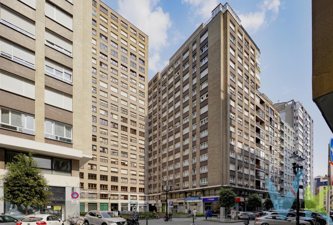 ¡Venta de piso  en pleno centro de Gijón, junto al Parque de Begoña!Se vende magnífica vivienda totalmente exterior y muy luminosa, situada en una de las zonas más emblemáticas y cotizadas de Gijón, a un paso del Parque de Begoña y a escasos 10 minutos andando de la Playa de San Lorenzo.La ubicación perfecta para disfrutar de la vida urbana sin renunciar a la cercanía del mar y de las principales zonas verdes de la ciudad.Distribución y características:Superficie y altura: Vivienda amplia con una excelente distribución que aprovecha al máximo cada espacio.Habitaciones: 3 dormitorios de buen tamaño, ideales tanto para descanso como para despacho o vestidor.Salón: Amplio salón-comedor, un espacio acogedor y muy luminoso, perfecto para el día a día o recibir visitas.Cocina: Independiente, funcional y con capacidad de almacenamiento.Baños: 2 baños completos, totalmente equipados.Ubicación y entorno:Vivir en el centro neurálgico de Gijón te sitúa rodeado de todos los servicios esenciales:Comercios, supermercados, farmacias y centros médicos.Variada oferta de restauración, ocio y cultura.Excelentes conexiones de transporte público.A solo un agradable paseo de la Playa de San Lorenzo y del puerto deportivo.¡Una oportunidad única! Ideal tanto como residencia habitual para familias que buscan comodidad en el centro, como para inversión.¡Ven a visitarlo y enamórate de tu próximo hogar!Gastos e impuestos no incluidos en el precio. En segundas transmisiones, el comprador abona el ITP (porcentajes en Asturias: https://sede.tributasenasturias.es/sites/sede/default/es_ES/Que-quieres-hacer/Transmisiones-Patrimoniales-y-AJD), calculado sobre el mayor valor entre precio, tasación o valor de referencia catastral. Notaría y registro según aranceles variables; el comprador elige notario. El vendedor asume la plusvalía municipal; el resto de gastos (incluida hipoteca: tasación, costes bancarios, gestoría y formalización) son del comprador.Honorarios: intermediación a cargo del vendedor; mediación a cargo del comprador del 2% + IVA, mínimo 2.000  + IVA.El consumidor puede solicitar información y documentación adicional en la sede física o por correo electrónico de la Agencia (contacto en la web). La agencia actúa solo como intermediaria; toda compraventa queda sujeta a la aceptación expresa del vendedor y a la formalización del contrato. Anuncio meramente informativo: los datos corresponden a la fecha de publicación y pueden variar por actualizaciones legales, contractuales o fiscales.