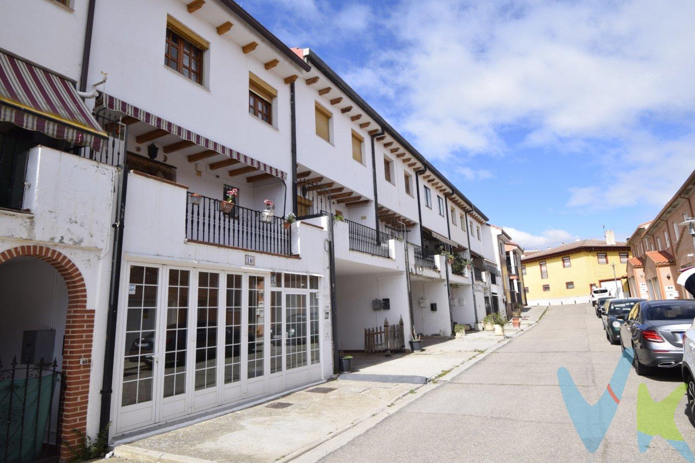 Adosado en venta en Mucientes. Vivienda de 207.00 m2. de superficie construida que se distribuyen en planta de calle con entrada acristalada que puede utilizarse como garaje o agradable terraza. En planta de sótano cuenta con una amplia bodega/merendero equipada con horno para asar y zona de bodega para vinos.  En diferentes alturas la vivienda cuenta con un salón de 24m2, gran cocina amueblada, con encimeras de mármol, que dispone de isla para los desayunos y zona office para las comidas, además de amplia terraza descubierta. Tres dormitorios dobles y un dormitorio principal equipado con armario empotrado y dos cuartos de baño con bañera completan la vivienda.  También cuenta con dos zonas de almacenaje accesibles con escaleras escamoteables para poder guardar enseres, y dispone de hilo musical instalado en toda la casa para disfrutar de tus melodías favoritas.  No lo dudes ¡éste es tu hogar!.  Solicita información sin compromiso