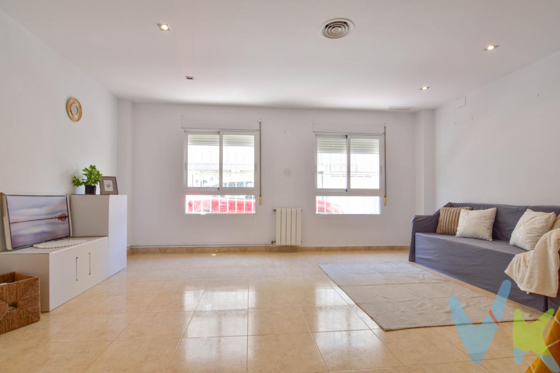  Descubra esta maravillosa casa adosada a la venta en la tranquila localidad de Emperador, una oportunidad única para quienes buscan un hogar amplio y acogedor. La propiedad, construida en el año 2005, ofrece 176 metros construidos y 155 metros útiles de espacio habitable, perfectamente distribuidos para brindar comodidad y funcionalidad en cada rincón.Al entrar, se encontrará con una sensación de amplitud que solo una casa adosada bien diseñada puede proporcionar. Cuenta con tres luminosas habitaciones que ofrecen un refugio personal para cada miembro de la familia. Estos dormitorios han sido diseñados para maximizar la luz natural y el confort, ofreciendo un ambiente perfecto para descansar y relajarse tras un largo día.A destacar, la propiedad incluye de amplias terrazas, una de ellas situada en la planta baja donde podrá disfrutar de momentos de tranquilidad al aire libre, siendo un lugar ideal para comenzar el día con una taza de café o relajarse durante las tardes, esta terraza dispone de una puerta lateral para poder acceder con el vehículo. La total superficie de la terraza es de 25 metros cuadrados . Y de una segunda terraza en la planta de la buhardilla que ofrece un espacio adicional al aire libre, perfecta para tomar el sol o bien disfrutar de las noches en verano. La total superficie de la terraza es de 13 metros cuadrados.El área social de esta casa adosada es verdaderamente impresionante. Sus amplias y bien iluminadas zonas comunes proporcionan un espacio inigualable para crear momentos inolvidables con familiares y amigos. La cocina muy amplia ha sido equipada para satisfacer todas sus necesidades culinarias.Por otro lado, la ubicación de la vivienda es inmejorable. Situada en Emperador, esta casa está en una zona que cuenta con todos los servicios necesarios a corta distancia. Además, está perfectamente conectada con el transporte público, con una parada de autobús cercana que le mantendrá comunicado con el resto de la región sin esfuerzo.Invertir en esta propiedad no solo significa adquirir un hogar espacioso y bien ubicado, sino también invertir en calidad de vida. La distribución de los espacios, junto con las características y servicios que ofrece, hacen de esta casa una opción muy atractiva para familias en busca de espacio y comodidad.Si está buscando una residencia que combine lo mejor de la tranquilidad de Emperador con la comodidad de un adosado perfectamente situado y diseñado, esta es una oportunidad que no debe dejar pasar. Le invitamos a visitarla y experimentar personalmente el ambiente acogedor y la funcionalidad que esta vivienda tiene para ofrecer. No deje pasar la oportunidad de convertir esta casa en su nuevo hogar. Contáctenos para concertar una visita y descubra todo lo que esta propiedad tiene preparado para usted.Vivir en esta casa es sinónimo de disfrutar de cada día en un entorno cómodo, amplio y bien comunicado. No espere más para dar el siguiente paso hacia el hogar de sus sueños en Emperador.El precio del inmueble no incluye los honorarios de la agencia que ascienden al 3% del precio final del inmueble, ni los gastos de notaria y registro de la propiedad (que están sujetos a aranceles y varían dependiendo del precio de escrituración), ni los impuestos (que en la Comunidad Valenciana varían dependiendo del precio del inmueble y de las características personales del comprador).  