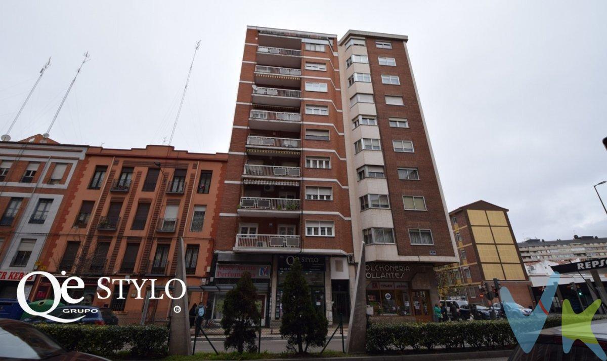 Estupendo piso en venta situado en calle Puente Colgante. Vivienda formada por un amplio recibidor que otorga gran distinción y distribuye el salón, zona de habitaciones y zona de cocina y servicio. El salón cuenta con una magnifica terraza a Puente colgante y la zona de habitaciones se compone de cuatro dormitorios dobles y un baño. La cocina cuenta con despensa y una gran galería descubierta abierta a un patio. Ésta zona de la casa cuenta con una habitación individual y cuarto de baño. La calefacción y agua caliente sanitaria son centrales con contador individual.  El edificio tiene un único vecino por planta, lo que le confiere una gran privacidad y exclusividad. La vivienda cuenta con una plaza de garaje situada en edificio enfrente de la vivienda.  Si busca algo diferente, ésta es su casa.  Qé Stylo 983 266 408 Puente Colgante 16, Valladolid