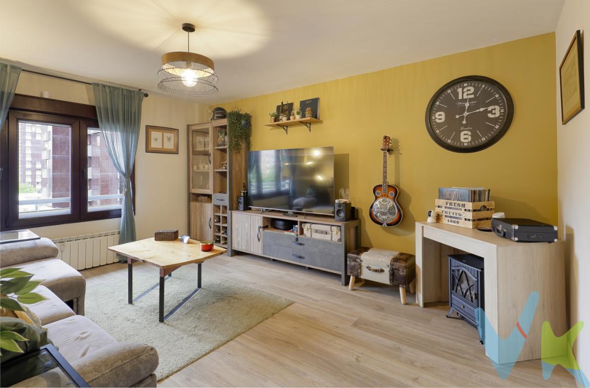  Presentamos una excelente oportunidad para aquellos que buscan un nuevo hogar. Este espacioso piso ofrece todo lo que su familia necesita para disfrutar de una vida confortable y acogedora. La propiedad se encuentra en la primera planta de un edificio moderno que incluye  dos ascensores recién reformados , asegurando un fácil acceso para todos los miembros de la familia.Este piso cuenta con muy buena distribución. Ofrecemos un inmueble con tres amplias habitaciones y dos baños con ducha.Un generoso salón y una gran cocina que destaca por su estilo moderno y práctico,El piso dispone de garaje totalmente remodelado, trastero incluido y zona común para motos y bicicletas.La localización es simplemente inmejorable. Situado en una zona bien comunicada, el piso dispone de paradas de autobuses cercanas, lo que facilita el transporte.No deje pasar la oportunidad de visitar este impresionante piso. Gastos e impuestos no incluidos en el precio. Honorarios de intermediación inmobiliaria a cargo del vendedor y honorarios de mediación inmobiliaria del 2% más I.V.A. con un mínimo de 2000 euros mas I.V.A a cargo del compradorA título orientativo, en segundas transmisiones, el comprador abonará el Impuesto sobre Transmisiones Patrimoniales (ITP). Para consultar los porcentajes del ITP en Asturias puede hacerlo a través de la web oficial de servicios tributarios del Principado de Asturias https://sede.tributasenasturias.es/sites/sede/default/es_ES/Que-quieres-hacer/Transmisiones-Patrimoniales-y-AJD. La base imponible será el mayor valor entre precio de compraventa, tasación o valor de referencia catastral. Gastos de notaría y registro según aranceles variables según precio, número de copias y complejidad.  El comprador escoge libremente notario. El vendedor asume la plusvalía y el resto de gastos son del comprador. Si se precisa hipoteca: Tasación, condiciones y costes bancarios según entidad elegida por el comprador; así como los gastos de gestoría y cualesquiera otros inherentes a la formalización de la compraventa. De acuerdo con la ley, no se incluyen en el precio otros gastos o tributos que legalmente correspondan al comprador.. El consumidor tiene derecho, conforme a la normativa vigente, a disponer de información y documentación adicional relativa al inmueble y condiciones de la compraventa, accesible en la sede física . La agencia actúa exclusivamente como intermediaria en la operación. Cualquier compraventa y sus condiciones quedan sujetas en todo caso a la aceptación expresa del vendedor del inmueble y a la posterior formalización del correspondiente contrato. El presente anuncio tiene carácter meramente informativo; la información suministrada se corresponde con la disponible a la fecha de publicación, pudiendo variar en función de las circunstancias o actualizaciones legales, contractuales y fiscales. 