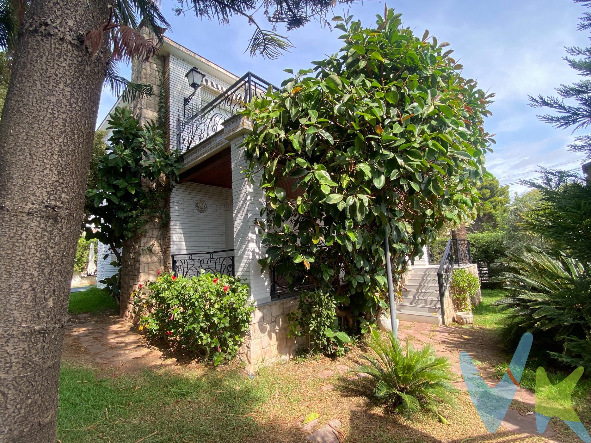 Ubicado en el corazón de El Vedat, este chalet reformado de 530 metros de parcela, combina a la perfección comodidad, estilo y funcionalidad. En la planta baja encontramos un amplio salón con chimenea y acceso directo a una gran terraza, ideal para reuniones familiares. La cocina, práctica y luminosa, se complementa con un baño completo totalmente reformado. En la primera planta, la vivienda dispone de dos habitaciones dobles con acceso directo a terraza con vistas, dos habitaciones simples y un baño completo, también reformado con excelentes calidades. La propiedad se completa con terrazas en ambas plantas, una encantadora piscina para disfrutar durante los meses más cálidos y un práctico paellero donde vivir las mejores experiencias gastronómicas al aire libre. Gracias a su orientación, la casa disfruta de luz natural durante todo el día, creando espacios acogedores y llenos de vida. Una oportunidad única de adquirir un hogar reformado, bien situado y listo para entrar a vivir en una de las zonas residenciales más exclusivas de Torrent. Por mandato expreso del propietario, comercializamos este inmueble en MULTIEXCLUSIVA, lo que le garantiza un servicio de calidad, un trato fácil, sencillo y sin interferencias de terceros. Por este motivo, se ruega no molestar a los propietarios, a los ocupantes de la propiedad y a los vecinos. Muchas gracias por su comprensión. Si Usted es agencia inmobiliaria y tiene un cliente para este inmueble, llámenos, estaremos encantados de colaborar en esta y otras operaciones. La oferta está sujeta a cambios de precio o retirada del mercado sin previo aviso. Este anuncio en su conjunto, incluyendo textos, fotos, imágenes o cualquier otro contenido de este, no es vinculante y puede contener errores. Se muestra a título informativo y no contractual. El precio NO INCLUYE los gastos de corretaje inmobiliario, impuestos (IVA, ITP, AJD), plusvalía, notaría y registro. 