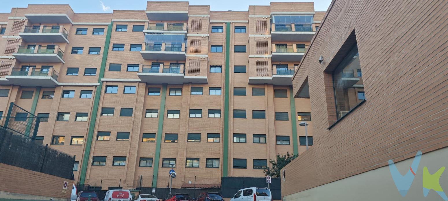  DOS PLAZAS DE GARAJE EN CASAS VERDES, 15.000 EUR CADA UNA**Amplio Garaje en Venta en la Zona de Casas Verdes, Paterna**PRIMER GRUPO VIVENDIA presentamos una magnífica oportunidad de inversión y comodidad para aquellos que buscan un espacio seguro y conveniente para estacionar su vehículo. Situado en el corazón de Paterna, este garaje en venta está ubicado en la prestigiosa zona de Casas Verdes, una área conocida por su tranquilidad y excelente accesibilidad.Con una superficie de 10 metros útiles y 21 metros construidos, este garaje ofrece un espacio generoso para el estacionamiento de vehículos, siendo ideal para quienes desean mantener su coche protegido de las inclemencias del tiempo. La infraestructura del garaje ha sido diseñada para ofrecer la máxima comodidad en su uso diario, permitiendo maniobras sencillas gracias a sus dimensiones bien pensadas. Esto se traduce en un acceso fácil y rápido para entrar y salir cuando sea necesario.La ubicación del garaje es una de sus grandes ventajas. Situado en Casas Verdes, los propietarios pueden disfrutar de un entorno seguro y tranquilo, perfecto para aquellos que valoran tanto la comodidad como la seguridad. Además, la zona está bien comunicada, ofreciendo un acceso rápido a las principales vías de transporte que conectan con otros puntos de interés de Paterna y sus alrededores.No solamente se trata de un espacio de estacionamiento, sino de una oportunidad única para asegurar una propiedad en una de las áreas más demandadas de Paterna. La creciente demanda de estacionamientos privados en esta zona lo convierte también en una excelente inversión a largo plazo. Este espacio de garaje garantiza no solo la protección del vehículo, sino también la tranquilidad de saber que su propiedad está resguardada en un entorno seguro y bien vigilado.A los interesados, se les asegura que el garaje se encuentra en perfectas condiciones y listo para su uso inmediato. Los acabados y mantenimiento del mismo han sido gestionados con cuidado para ofrecer un entorno limpio y profesional que cumpla con las expectativas de los propietarios más exigentes.Visitar este garaje es imprescindible para cualquier persona que considere una adquisición en Casas Verdes. Al hacerlo, podrán apreciar todas las ventajas y comodidades que ofrece este espacio en una ubicación privilegiada. Aproveche esta oportunidad para asegurar un espacio de estacionamiento que ofrece tanto practicidad como valor a largo plazo.Para facilitar su compra, estamos disponibles para proporcionar toda la información adicional que pueda necesitar, así como para coordinar visitas en horarios flexibles. Al elegir este garaje, no solo adquiere una propiedad, sino que también hace una inversión en calidad de vida y tranquilidad. Este garaje es más que un simple lugar para dejar el coche; es la clave para disfrutar de un día a día más cómodo y eficiente en una de las mejores zonas de Paterna.Aproveche esta oportunidad y asegure su visita para descubrir personalmente la calidad y conveniencia de este espacioso garaje en Casas Verdes. Convierta esta valiosa oferta en su próxima gran decisión de compra y asegure su espacio en una de las áreas más destacadas de la región.La venta de esta propiedad se gestiona mediante contrato de MULTIEXCLUSIVA, donde más de 400 agencias colaboradoras tienen la ventaja de poder ofrecer a sus potenciales arrendatarios esta vivienda, lo que le garantiza un servicio de calidad, un trato fácil, sencillo y sin interferencias de terceros. Por este motivo, se ruega no molestar al propietario, a los ocupantes de la propiedad, a los vecinos o conserjes del edificio o urbanización si los hubiera.  