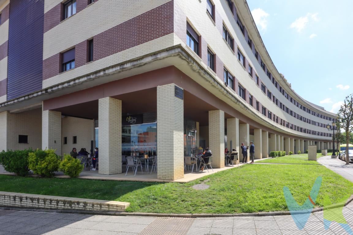 Se venden 2 locales comerciales contiguos, separados únicamente por un tabique, lo que permite su unión de forma sencilla para crear un único espacio amplio y totalmente adaptable.Disponen de 95 m² construidos en total y se entregan en bruto, ofreciendo múltiples posibilidades de distribución y personalización según las necesidades de cualquier actividad.Disponen de salida de humos, lo que incrementa la versatilidad del espacio y sus posibilidades de adaptación a distintos proyectos profesionales y comerciales.Ubicados en una zona residencial de nueva construcción, con gran proyección y en continuo crecimiento, a pocos metros de supermercado Alimerka, colegio y nuevo instituto.Características principales:2 locales comerciales contiguosSeparados solo por un tabiquePosibilidad de unión fácil95 m² construidos en totalEn brutoCon salida de humosEntorno moderno y en expansiónSe valorará la posibilidad de alquiler con opción de compra.Llámanos y descubre todo el potencial que estos locales pueden ofrecer a tu proyecto.El precio de venta no incluye impuestos ni gastos de compraventa (notaría, registro de la propiedad, gestoría, etc.). El comprador abonará a la agencia honorarios por servicios de mediación y gestión del 2% del precio de venta + IVA.El consumidor tiene derecho a solicitar a la agencia inmobiliaria información y documentación adicional relativa al inmueble y a las condiciones de la compraventa. Cualquier compraventa y sus condiciones quedan sujetas a la aceptación expresa del vendedor del inmueble y a la posterior formalización del correspondiente contrato.El presente anuncio tiene carácter meramente informativo y no contractual, pudiendo la información mostrada variar o actualizarse.
