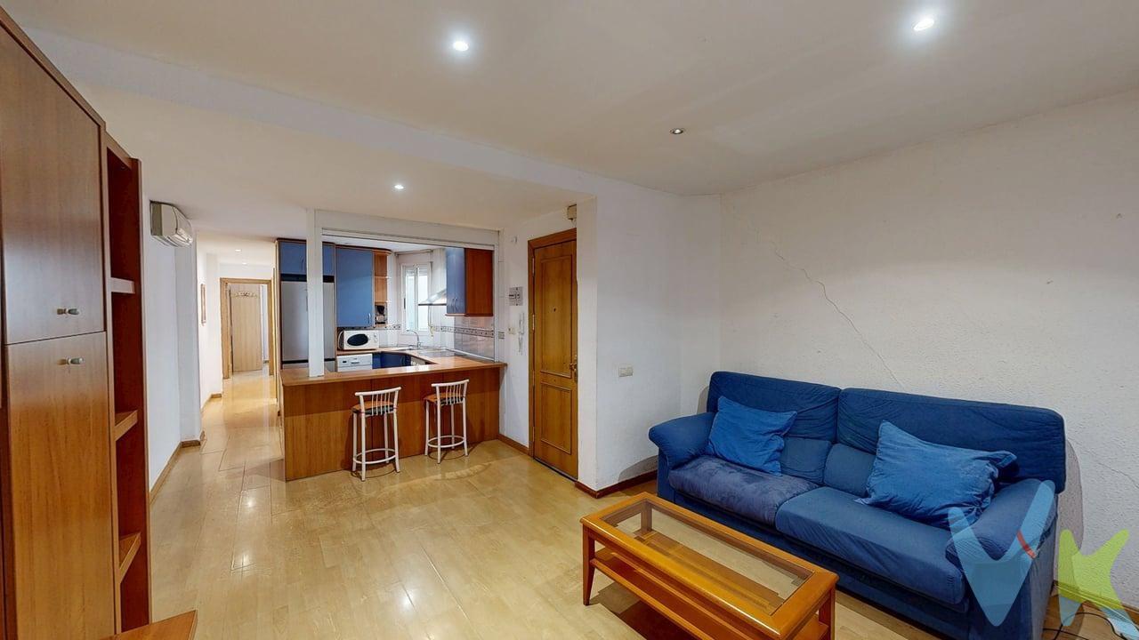 Calle Cáceres - ¡Descubre tu nuevo hogar! Este encantador piso exterior de 50 m² útiles es perfecto para quienes buscan comodidad y estilo en una ubicación privilegiada. Con dos acogedores dormitorios, este espacio se adapta a tus necesidades, ya sea como primera vivienda o inversión. El salón, que cuenta con una moderna cocina americana, es ideal para disfrutar de momentos inolvidables con amigos y familiares. El baño está en perfecto estado y ofrece todas las comodidades necesarias. Además, el piso dispone de dos splits de aire frío-calor, asegurando un ambiente agradable durante todo el año. La calefacción eléctrica en el segundo dormitorio garantiza calidez en los días más fríos. . Ubicado en una primera planta sin ascensor, este inmueble, construido en 1953, ha sido bien cuidado y se encuentra en un estado óptimo. La visita virtual 360º está disponible para que puedas explorar cada rincón desde la comodidad de tu hogar. No dejes pasar la oportunidad de vivir en este acogedor piso que combina funcionalidad y confort. ¡Contáctanos para más información y ven a verlo!. El precio indicado no incluye impuestos, gastos de notaría, registro y honorarios de intermediación. Anuncio no vinculante, puede contener errores.
