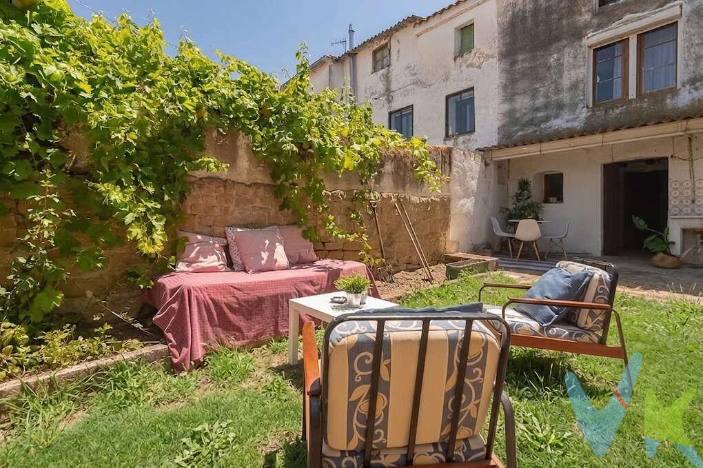 Un bonito pueblo y entorno natural a orillas del Rio Arga. El equilibrio perfecto entre tranquilidad y comodidad, a 7 minutos de Tafalla y a media hora de Pamplona.
Una casa unifamiliar adosada de tres plantas con un estupendo espacio exterior, de más de 100 metros, acceso a dos calles. Ideal para  relajarte, disfrutar del sol o la sombra, con toda la familia y amigos. porche, bonito jardín, zona de barbacoa, un espacio para el  descanso.
Además cuenta con trasero y sitio para varios vehículos.
Interior sencillo y agradable, con sabor a casa de pueblo. En la actualidad cuenta con 6 dormitorios, sala, cocina comedor con despensa y amplio desván. Una vivienda con muchas posibilidades. si buscas un estilo de vida relajado lejos de la ciudad, si teletrabajas o te dedicas a una actividad profesional o creativa, esta es tu oportunidad.
Distribución: Accedemos a planta baja por un hall de acceso, cocina-comedor desde la que accedes al jardín,  un dormitorio en planta baja, baño y despensa. En la primera planta, cuatro estancias: una sala y tres dormitorios. En la segunday otros dos dormitorios y desván. 
Pueblo con una animada vida social, con numerosas fiestas. Bares, piscinas municipales, frontón, parques infantiles y zonas recreativas y servicios:  centro de salud, farmacia, colegio, tiendas, oficinas bancarias.
Desconectar paseando por la orilla del río, por viñas y frutales, por sus montes y campos,  y conocer el  Yacimiento-Museo de Las Eretas, una joya de la Edad del Hierro.
Ya sea como vivienda permanente o como segunda residencia, Berbinzana es el rincón perfecto para disfrutar de tu tiempo libre, en esta casa con jardín.
LLÁMANOS VEN A VERLA !
Datos meramente informativos, las superficies expresadas son apróximadas, sin valor contractual. Gastos e impuestos no incluidos. A título orientativo, en segundas transmisiones, el comprador abonará:  Impuesto sobre Transmisiones Patrimoniales (ITP) - tipo general:   6 % (Navarra).  Base imponible: el mayor valor entre el precio declarado y el valor de referencia catastral vigente a fecha de devengo. Gastos de notaría y registro aproximadamente 2 %. Si se necesita hipoteca: Tasación, condiciones y costes bancarios según entidad elegida por el comprador; así como gastos de gestoría y cualesquiera otros inherentes a la compraventa. No se cobran honorarios al comprador. 
No dispone de Cédula de Habitabilidad.