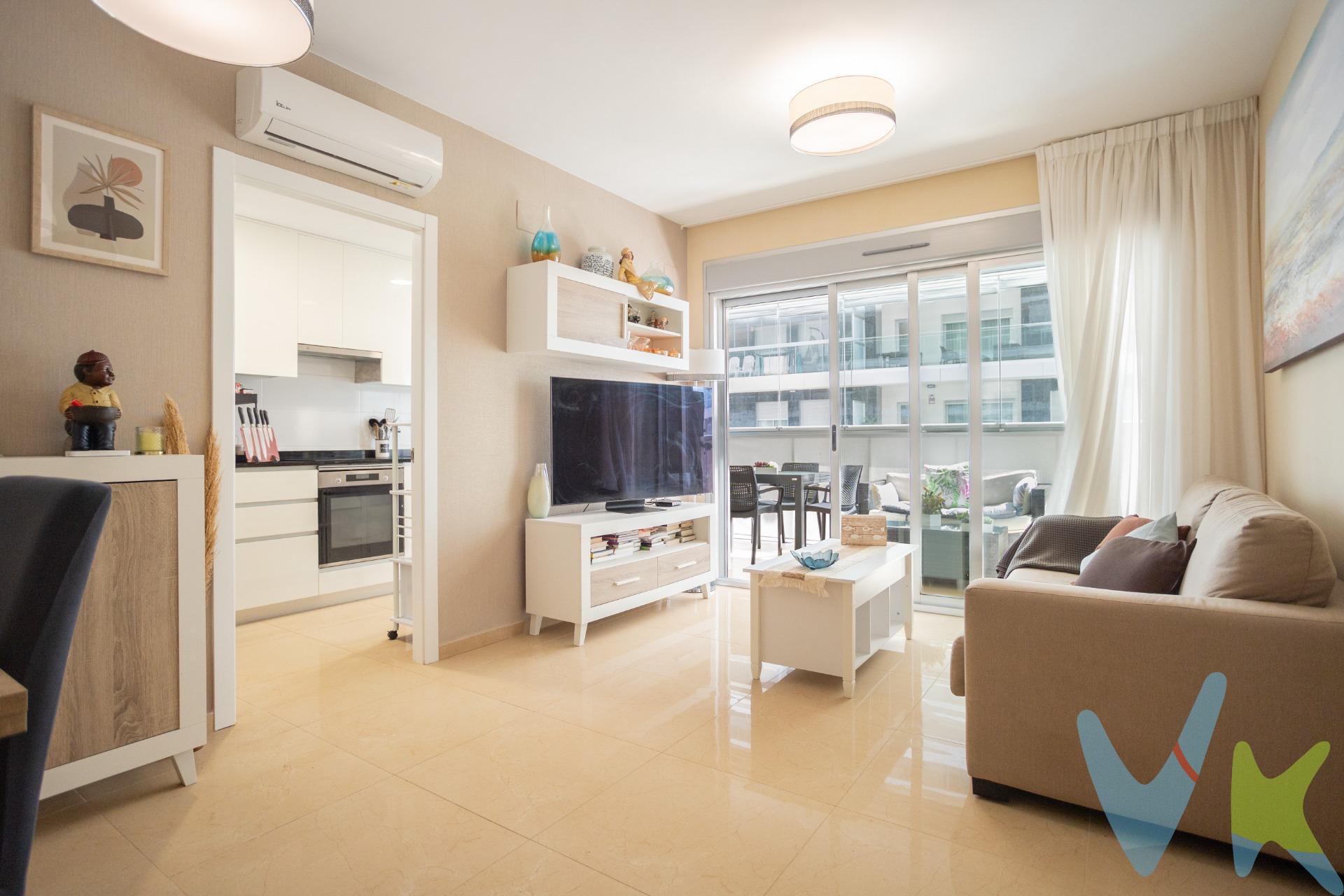 Exclusiva propiedad en PRIMERA LINEA DE PLAYA – Un enclave privilegiado junto a Marina d'Or y el Parque Natural del Desierto de las Palmas. Presentamos esta espectacular vivienda ubicada en un entorno inmejorable, en primera línea del mar Mediterráneo. Se trata de una propiedad de RECIENTE CONSTRUCCIÓN (año 2022), que combina DISEÑO MODERNO, acabados de altísima CALIDAD y una UBICACIÓN estratégica, ideal tanto para residencia habitual como para inversión. Situada en una zona emblemática y de gran proyección, esta propiedad se encuentra a escasos minutos de la reconocida ciudad vacacional Marina d'Or y del impresionante Parque Natural del Desierto de las Palmas, lo que permite disfrutar de la NATURALEZA, el MAR y una amplia oferta de OCIO durante todo el año. El complejo residencial ofrece excelentes prestaciones y zonas comunes pensadas para el bienestar de toda la familia. Dispone de varias PISCINAS para adultos y niños, jacuzzis, amplias ÁREAS INFANTILES, y un elegante salón social ideal para reuniones o celebraciones. Todo esto con accesos perfectamente comunicados y servicios a mano, que garantizan una vida cómoda y práctica. La vivienda destaca por su luminosidad, distribución eficiente y materiales de primerísima calidad, que reflejan un estilo contemporáneo y sofisticado. INCLUYE PLAZA DE APARCAMIENTO Y TRASTERO. Además, se trata de una excelente oportunidad de inversión, ya que se encuentra en una zona en pleno desarrollo urbanístico, con nuevas promociones previstas a entregar en los próximos 20 meses, lo que incrementará significativamente el valor de la propiedad. Una oportunidad única de adquirir una propiedad excepcional a un precio muy por debajo del valor de mercado. . Vive o invierte en un lugar donde el sol, el mar y la tranquilidad se convierten en parte de tu día a día. Conctactanos para más información! 🏡🏖🏞. La descripción y los datos del presente inmueble tienen carácter meramente informativo y en ningún caso contractual. En el precio de la vivienda no están incluidos los honorarios de agencia, gastos de compraventa y/o financiación. Por mandato expreso del propietario, comercializamos este inmueble en exclusiva compartida, lo que garantiza un servicio de calidad, un trato fácil y personalizado, una gran difusión en nuestras redes compartidas y sin interferencias de terceros. Por este motivo se ruega no molestar al propietario, a los ocupantes de la propiedad, a los vecinos o conserjes del edificio si los hubiera. . Si eres una agencia, llámanos colaboraremos contigo. Muchas gracias. 