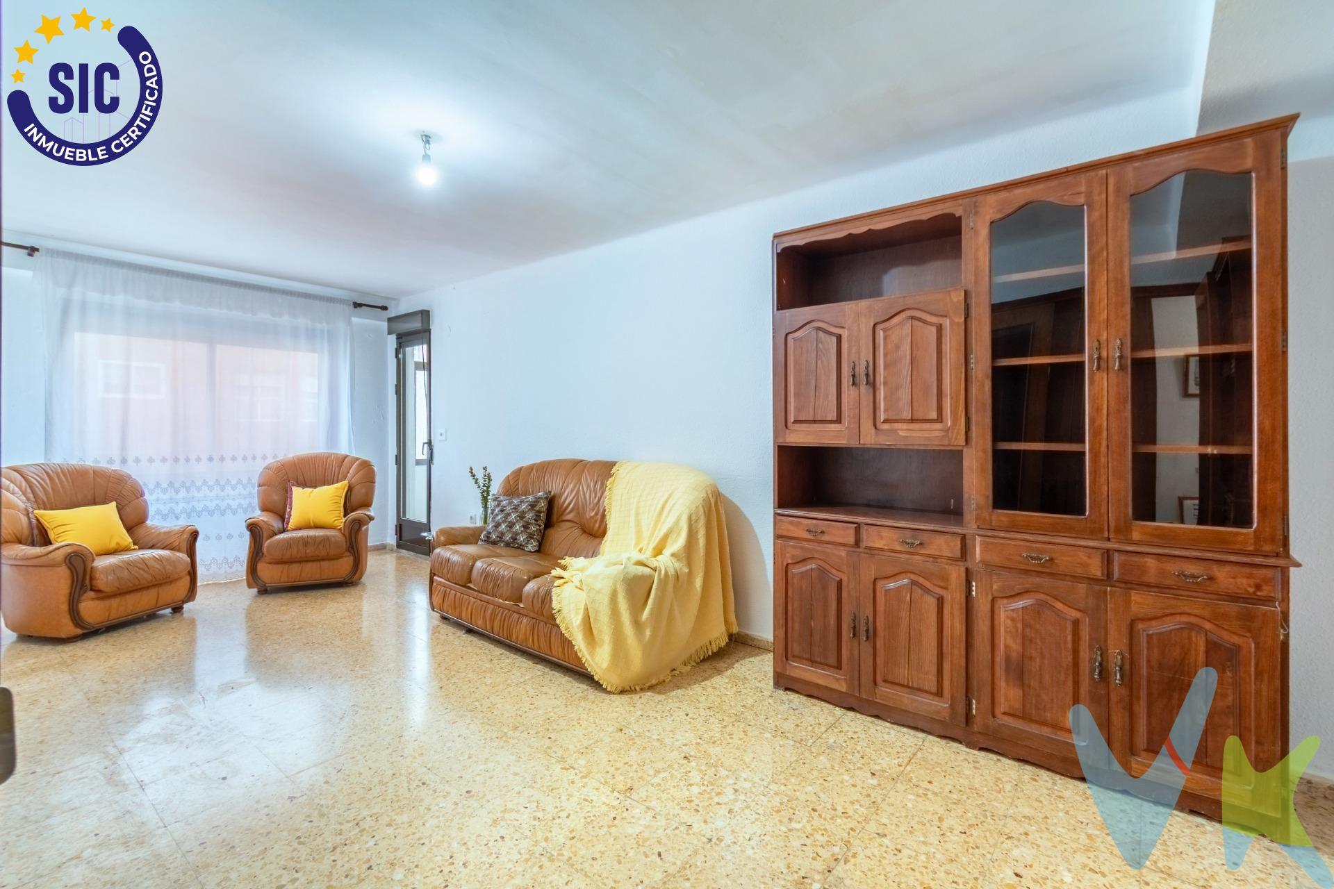 . Se vende espacioso piso de 4 dormitorios y 1 baño, ideal para familias o como inversión. La vivienda destaca por sus amplias estancias, que ofrecen gran comodidad y múltiples posibilidades de distribución. Cuenta con abundante luz natural durante todo el día, creando un ambiente cálido y agradable en todas las habitaciones. Sus espacios generosos permiten aprovechar al máximo cada estancia, tanto en la zona de descanso como en las áreas comunes. Una oportunidad perfecta para quienes buscan una vivienda luminosa, con metros y muchas posibilidades de personalización. Gastos e impuestos no incluidos en el precio. A título orientativo, en segundas transmisiones, el comprador abonará el Impuesto sobre Transmisiones Patrimoniales (ITP), Gastos de Notaría y Registro. Si se precisa hipoteca: tasación, condiciones y costes bancarios según entidad elegida por el comprador. Honorarios de intermediación inmobiliaria no incluidos en el precio de venta. El consumidor tiene derecho a disponer de información y documentación adicional relativa al inmueble y condiciones de la compraventa. La agencia actúa exclusivamente como intermediaria en la operación. Cualquier compraventa y sus condiciones quedan sujetas en todo caso a la aceptación expresa del vendedor del inmueble y a la posterior formalización del correspondiente contrato. El presente anuncio tiene carácter meramente informativo; la información suministrada se corresponde con la disponible a la fecha de publicación, pudiendo variar en función de las circunstancias o actualizaciones legales, contractuales y fiscales.