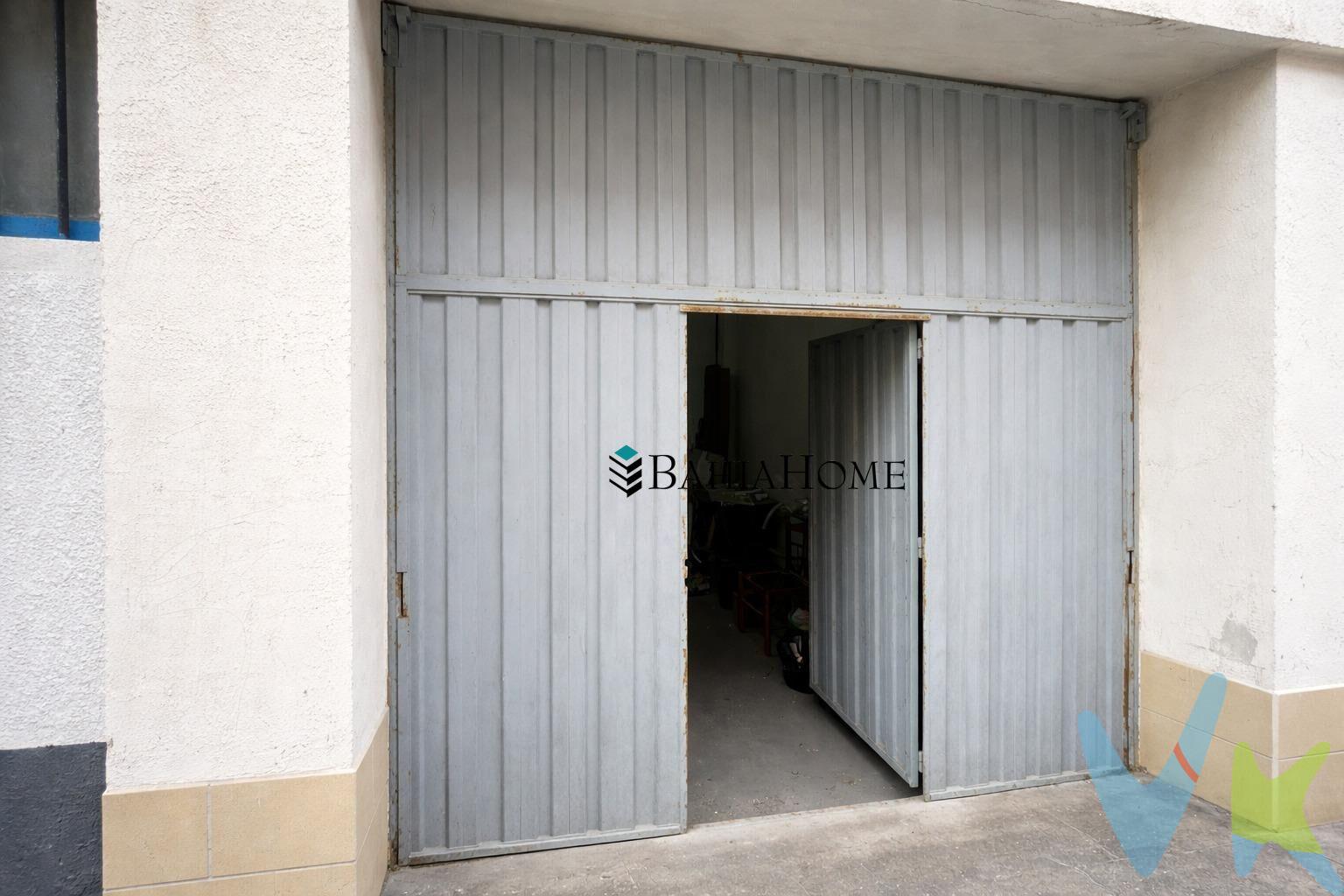 🚗 Amplio garaje en venta en Santa María de la Cabeza – Comodidad y ubicación estratégica. Se vende plaza de garaje cerrada de 23 m² situada en la zona de Santander, en el barrio de Santa María de la Cabeza, una zona muy cómoda y con todos los servicios a pocos minutos. 🔑 Características del garaje:. 🚗 23 m² de superficie, espacio amplio para coche y posibilidad de almacenamiento adicional. 🅿️ Fácil acceso y maniobra, ideal para entrar y salir con comodidad. 🧱 Garaje cerrado, mayor seguridad y privacidad para tu vehículo. 📦 Espacio extra para guardar bicicletas, herramientas o pequeños enseres. 📍 Ubicación privilegiada:. Situado en una zona muy bien comunicada y rodeada de servicios, perfecta tanto para residentes como para inversión. 🏪 Servicios cercanos:. Supermercados y comercios de barrio. Paradas de autobús urbano. Colegios y centros educativos. Cafeterías y restaurantes. Centros de salud y farmacias. 💡 Ideal para:. Vecinos de la zona que necesitan aparcamiento seguro. Personas que buscan evitar problemas de aparcamiento en la calle. Inversores que desean una plaza en una zona con alta demanda de parking. ✨ Una oportunidad perfecta para ganar comodidad y seguridad para tu vehículo en una de las zonas más prácticas de Santander. 📞 ¡Contacta para más información o concertar una visita!