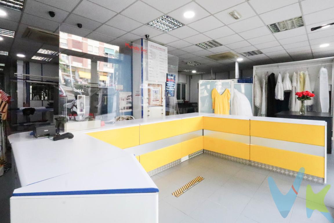 Se vende local comercial ubicado en la concurrida Calle Manuel Candela, una de las zonas más transitadas de la ciudad, con un flujo constante de peatones y vehículos que garantiza la máxima visibilidad para cualquier negocio.Con una superficie útil de 181 m², este espacio ofrece amplitud y versatilidad para adaptarse a diferentes tipos de negocios. Actualmente, el local ha estado funcionando como tintorería, pero su ubicación y características lo convierten en una excelente opción para emprendedores o inversores que busquen establecer un nuevo proyecto en una zona estratégica de Valencia.Características destacadas del local: 📍 Ubicación privilegiada: Calle Doctor Manuel Candela, una zona conocida por su gran movimiento diario y su proximidad a zonas residenciales y comerciales. 🏠 Superficie útil de 181 m²: Amplio espacio para diseñar y personalizar según las necesidades de tu negocio. 🏢 Amplia visibilidad: Perfecto para captar la atención de peatones y conductores. 🔑 Espacio versátil: Ideal para diferentes tipos de negocios. 🚶 Zona de alto tránsito: Garantiza un flujo constante de posibles clientes. Este local ofrece una oportunidad única para posicionar tu negocio o como una inversión de futuro en una ubicación inmejorable.Importante: Solo se vende el local, no se incluye el traspaso del negocio actual. No dejes pasar esta excelente ocasión para adquirir un espacio comercial en una de las mejores zonas de Valencia.📞 Contáctanos ahora para más información o para programar una visita. ¡Estamos a tu disposición!