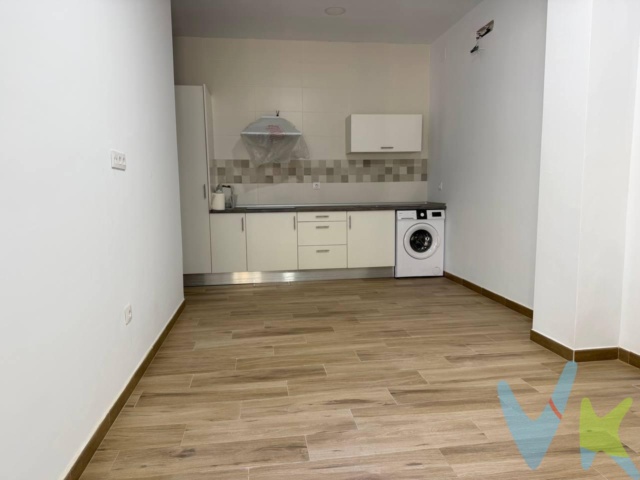 Descubre este acogedor apartamento situado en una luminosa planta baja con acceso directo desde la calle. Completamente a estrenar y diseñado para ofrecer comodidad y modernidad en cada rincón. Al entrar, te recibe el salón con cocina integrada, creando un espacio abierto, ideal para disfrutar tanto del día a día como de reuniones con familia o amigos.

La vivienda cuenta con dos habitaciones, una, el dormitorio principal y la otra, un cuarto adicional para invitados, despacho o zona de ocio, además de un baño moderno equipado con acabados actuales.

Ubicado a muy pocos minutos de la capital y rodeado de comodidades, este apartamento se encuentra cerca de centros comerciales, supermercados, parques y todo tipo de servicios, lo que garantiza una vida práctica y bien conectada.

Un hogar nuevo, cómodo y bien situado que te invita a estrenarlo. ¿Lo vemos?


Informamos a nuestros clientes que el precio de venta no incluye lo siguiente: Honorarios de la agencia inmobiliaria, impuestos (el Impuesto de Transmisiones Patrimoniales, I.V.A. o A.J.D., en su caso), otros gastos de la compraventa (gastos de registro de la Propiedad, Notaría, gestoría ni de posible financiación). Documento D.I.A. a disposición del consumidor según Decreto 218/2005 Junta de Andalucía.