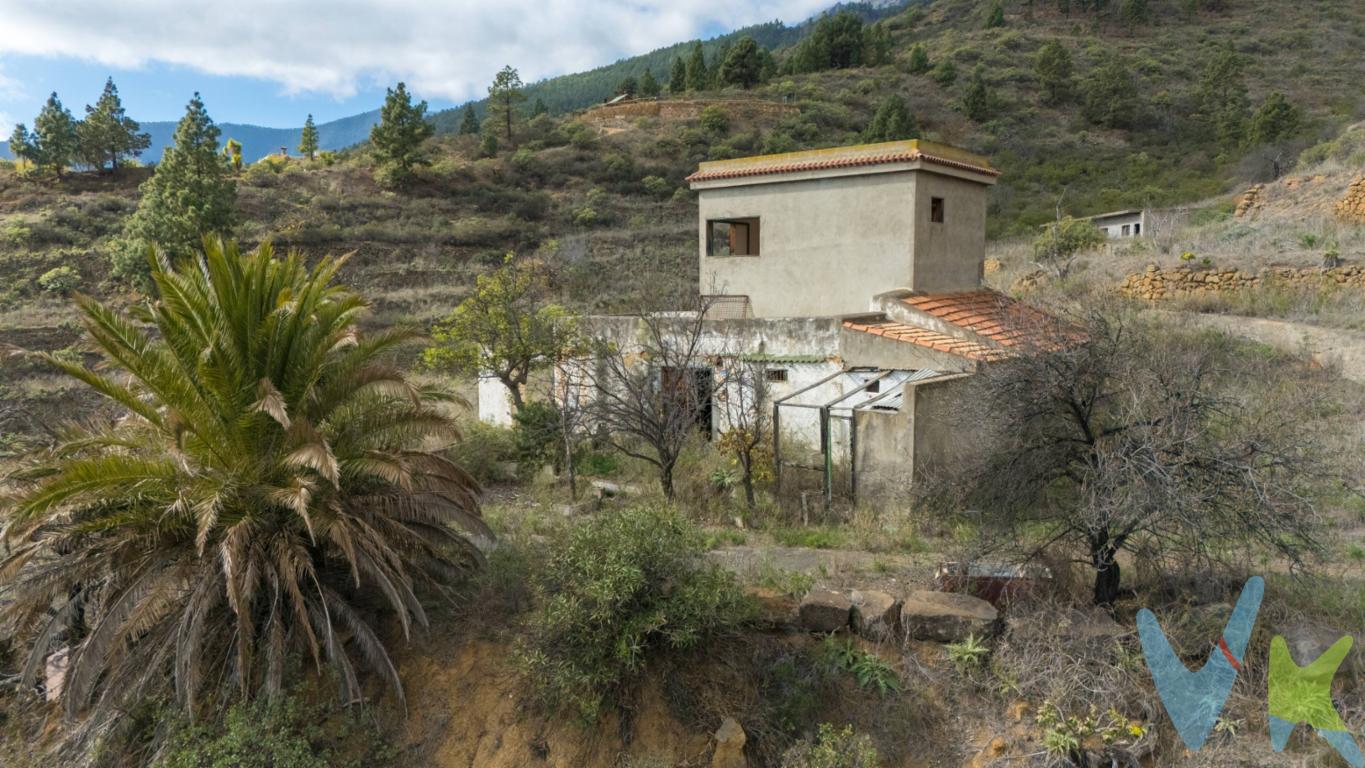 *¡OPORTUNIDAD ÚNICA EN ARAFO, TENERIFE!* 🌳. Se vende espectacular terreno rústico de *130.000 m²* con *increíbles vistas* y un gran potencial. Esta propiedad cuenta con:. 🏡 *Casa para restaurar*: Ideal para transformarla en tu hogar soñado o en un acogedor alojamiento turístico. 🐴 *Cuadra (para reformar)*: Perfecta para convertirla en un almacén o en un espacio para tus proyectos. 💧 *Tanque de agua*: Un recurso fundamental para el riego y el uso sostenible. Dispone de cueva que podrá utilizar como almacén o bodega. 🌞 *Potencial de uso: ¡Ideal para proyectos de energía renovable! También es perfecto para desarrollar un negocio de **domos o cabañas*, aprovechando el entorno natural y las vistas impresionantes que ofrece la zona. Esta es una oportunidad increíble para quienes buscan un espacio único en la naturaleza, con la posibilidad de crear algo extraordinario. *¿Interesado?* No dudes en contactar para más información o para programar una visita. ¡Tu futuro empieza aquí!. Datos meramente informativos sin valor contractual. Impuestos y gastos de transmisión no incluidos en el precio de venta. NO HIPOTECABLE. 