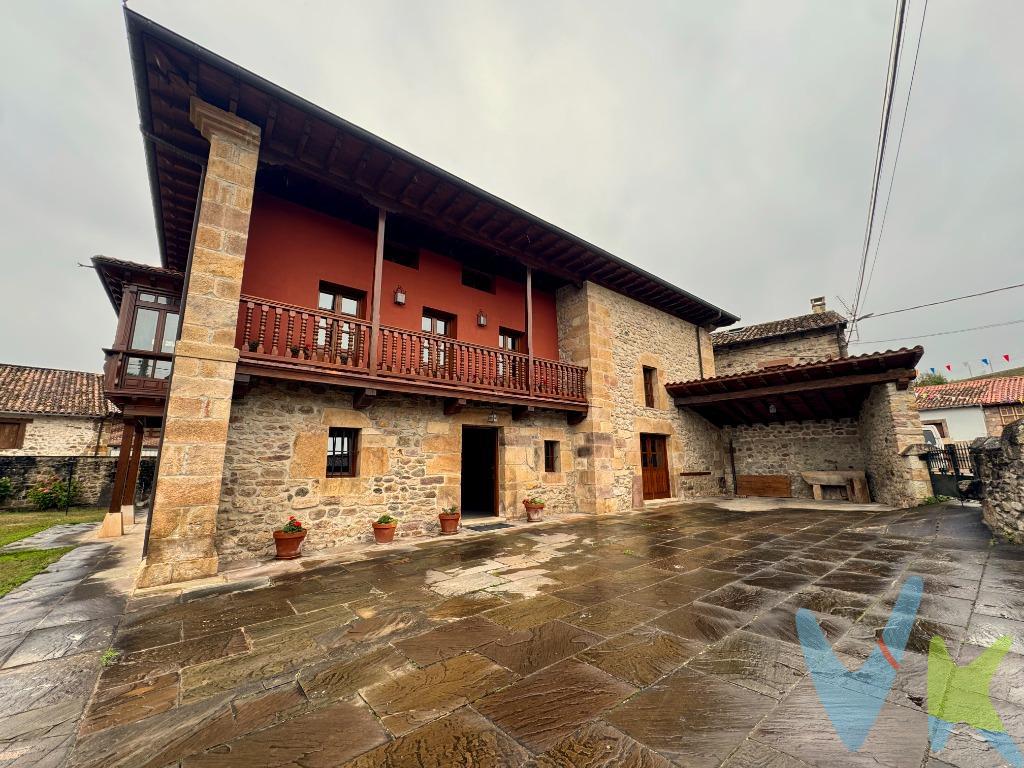 CASONA MONTAÑESA REHABILITADA: Un Tesoro de Piedra y Sillería en el Corazón Geográfico de Cantabria. Descubra una pieza única del patrimonio arquitectónico de Cantabria en el encantador pueblo de Santa Olalla (Molledo). Esta Casona de estilo Montañés, un verdadero edificio singular, combina la majestuosidad de la historia con el confort moderno gracias a una rehabilitación integral finalizada en 2008. Ubicada estratégicamente en el centro de la aldea, en el corazón geográfico de Cantabria, la propiedad se asienta sobre una generosa finca de 800 m², cercada por un muro tradicional de cal y canto, junto al rio Besaya. Detalles de la Casona: La edificación, totalmente de piedra con abundantes lienzos de sillería, deslumbra con su diseño y sus elementos ancestrales. La vivienda principal abarca 250 m² distribuidos en tres plantas, conservando detalles tradicionales como el Zaguán,  la solana y la galería. Adicionalmente, cuenta con un almacén anejo de 200 m² en tres plantas (también rehabilitado), ofreciendo un potencial inmenso. El conjunto se completa con un tradicional corral pavimentado con losa y una socarrena donde nos sorprende una ancestral pila de piedra. Ubicación y Entorno Natural: Su situación es inmejorable, próxima a parajes de valor histórico y natural: la Calzada Romana del Besaya, el Lago de Alsa (Embalse Mediajo), el Parque Natural Saja Besaya, impactantes hayedos y robledales y el sobrecogedor Camino Real de las Hoces del Besaya. Oportunidad de Inversión Única: Con más de 450 m² construidos y una ubicación equidistante de cualquier punto de Cantabria, esta propiedad es ideal para el desarrollo de una actividad turística de alto nivel (hotel rural boutique, apartamentos..). Comunicaciones y Servicios: Disfrute de la tranquilidad sin renunciar a la accesibilidad: junto a la autopista A-67 (conexión directa con la Meseta) y la estación de ferrocarril. Servicios como colegios, centros médicos e institutos se encuentran a mano. En cuanto al ocio, está a 45 min de la estación de esquí de Alto Campoo, a 30 min de las playas de Suances y a 45 min de Santander. Gastos de la transacción: . Compra sujeta al Impuesto de Transmisiones Patrimoniales. El adquiriente deberá hacerse cargo del coste de la escritura y su inscripción en el Registro de la Propiedad. 