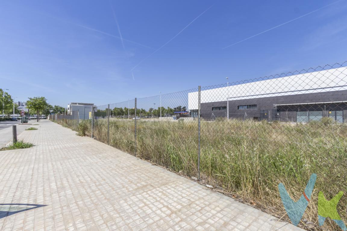 Se vende extraordinario terreno urbano en Puerto de Sagunto-Sagunt, una oportunidad única para quienes buscan un espacio amplio para desarrollar sus proyectos. La propiedad cuenta con una extensa parcela que se extiende sobre 1.032 m2 de superficie de suelo, con 2,582 metros cuadrados de terreno edificable, proporcionando un sinfín de posibilidades para adaptarse a diversas necesidades. Este terreno es ideal tanto para la construcción de un proyectos residenciales.Ubicada en un entorno privilegiado, la finca disfruta de fácil acceso y comunicaciones. Se encuentra a un paso del municipio del Puerto de Sagunto, en una zona nueva, muy cerca de la playa, y pegado al Pabellon del Puerto de Sagunto.Además. la parcela cuenta con una excelente distribución. Cuenta con una gran superficie de fachada, que va a permitir hacer viviendas exteriores, y da a 3 calles.Se puede construir Bajo + II alturas, permitiendo la construccion de un edificio muy agradable.El entorno de San José - Los Metales es conocido por su tranquilidad y su excelente calidad de vida. Rodeada de un ambiente sereno, esta zona es perfecta para quienes desean vivir alejados del bullicio, pero con todas las comodidades al alcance. La finca no solo se beneficia de la paz y privacidad de su localización, sino que también está a corta distancia de servicios esenciales, centros educativos, tiendas, y áreas de recreo.La finca promete ser una inversión astuta en una ubicación en constante revalorización. Sagunto es una ciudad con rica historia y un futuro industrial prometedor, lo que convierte a esta propiedad en una oportunidad en una zona con un gran presente y futuro comercial y económico.El acceso al transporte público cercano permite gozar de una conexión conveniente con los principales puntos de interés de la ciudad y sus alrededores, mejorando la rentabilidad y el atractivo del proyecto que se decida emprender en este terreno.No deje pasar la ocasión de visitar este terreno, donde puede visualizar su futura construcción y sentirse inspirado por el ilimitado potencial que ofrece. Coordine una visita cuanto antes y descubra en persona el sinfín de posibilidades que este terreno le brinda para materializar su visión.  