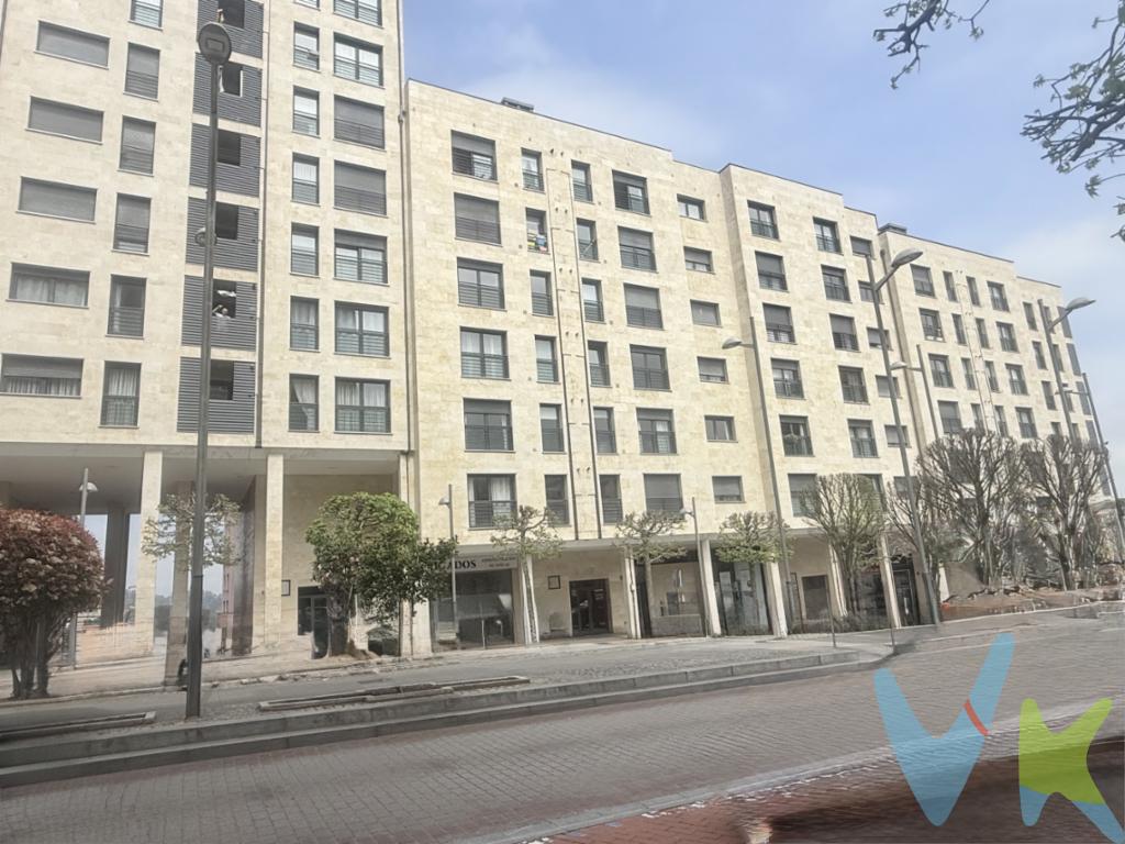 ¡Oportunidades como esta apenas duran en el mercado en El Astillero! La escasez de viviendas de estas características en la zona convierte este piso en una opción especialmente atractiva, tanto para quienes buscan su hogar como para inversores que saben reconocer un producto difícil de encontrar.Te presentamos este acogedor y luminoso piso en venta en El Astillero, donde confort, estilo moderno y ubicación se combinan a la perfección. Situado en la segunda planta de un edificio bien mantenido construido en 2004, ofrece todo lo necesario para disfrutar de una vida cómoda, práctica y tranquila.Al entrar, te recibe una agradable sala de estar llena de luz natural, un espacio versátil que integra zona de descanso y comedor, ideal para el día a día y para compartir momentos especiales. A continuación, una cocina funcional y moderna, con buen espacio de almacenaje, pensada para disfrutarla.La vivienda dispone de dos habitaciones amplias. La principal destaca por su ambiente tranquilo y confortable, mientras que la segunda se adapta fácilmente como dormitorio, despacho o habitación de invitados, aportando flexibilidad según tus necesidades.El baño completo, con acabados de calidad y diseño actual, completa un conjunto cuidado al detalle, junto con los suelos de parqué y las amplias ventanas que refuerzan la sensación de calidez y luminosidad en todo el hogar.Además, existe la posibilidad de adquirir una plaza de garaje en el mismo edificio por 20.000 EUR, un valor añadido cada vez más demandado que aporta comodidad y tranquilidad en el día a día.La ubicación es otro de sus grandes puntos fuertes: con estación de tren y paradas de autobús cercanas, disfrutarás de excelentes conexiones, facilitando cualquier desplazamiento. A su alrededor encontrarás todos los servicios necesarios: comercios, zonas deportivas y espacios de ocio.Vivir en El Astillero es apostar por un entorno cómodo, bien conectado y con vida, donde este tipo de viviendas son cada vez más escasas.Si buscas una propiedad lista para entrar a vivir, bien ubicada y con alta demanda en la zona, esta es tu oportunidad.No dejes que se te adelanten. Contáctanos para concertar una visita y descubre en persona todo lo que este piso puede ofrecerte. Tu próximo hogar puede estar aquí.Gastos de la compraventa no incluidos en el precio: Impuesto de Transmisiones Patrimoniales (ITP), honorarios del comprador y gastos de notaría y registro 