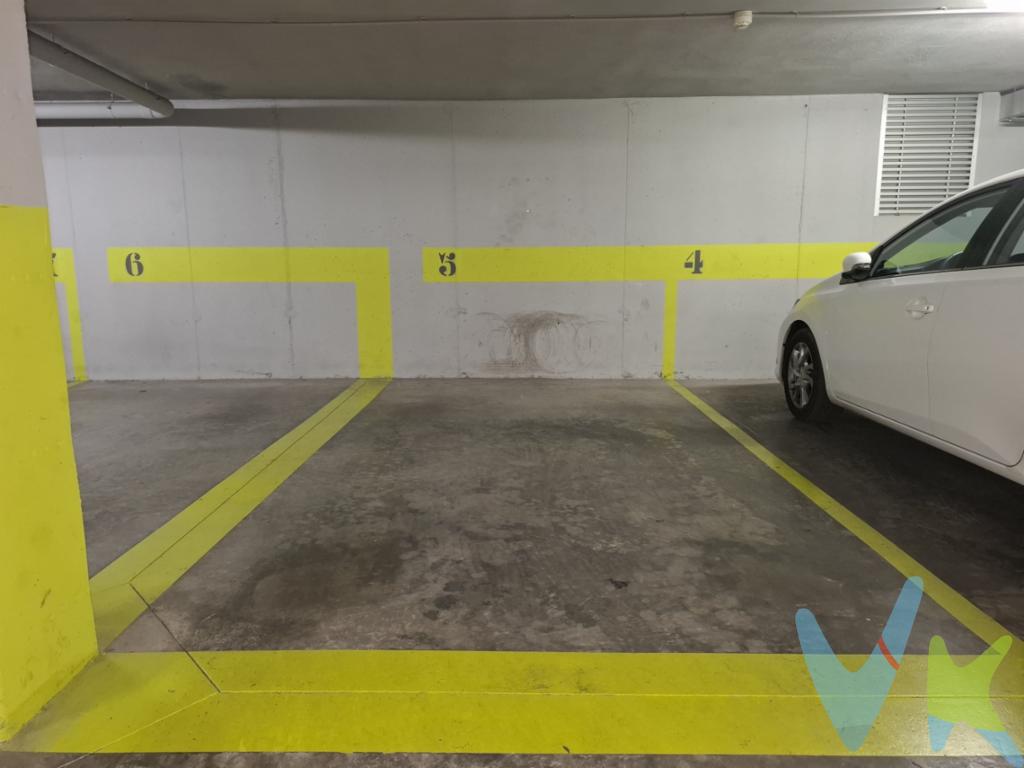  En venta un excepcional garaje situado en la codiciada zona de Torreón - La Almadraba, en el encantador municipio de Benicassim. Esta propiedad representa una oportunidad espléndida para aquellos que buscan un espacio adicional seguro y accesible para su vehículo. Con un total de 29 metros construidos, de los cuales 12,60 metros son útiles, este garaje ofrece un espacio óptimo para el estacionamiento de todo tipo de vehículos, desde coches compactos hasta algunos modelos más amplios.Construido en 2009, el edificio donde se encuentra alberga instalaciones modernas y bien mantenidas, aportando comodidad y seguridad. La ubicación privilegiada del inmueble en el municipio ofrece fácil acceso tanto a la playa como a las zonas de ocio y servicios. Esto hace de este garaje una inversión no solo práctica, sino también estratégica para aquellos que residen en la zona o desean disfrutar de Benicassim de manera regular.El acceso al garaje es sencillo, con entradas y salidas diseñadas para facilitar el movimiento de vehículos con eficiencia. La amplitud de maniobra dentro del mismo es idónea, evitando problemas al estacionar. Para más tranquilidad, el garaje cuenta con sistemas de seguridad que incluyen iluminación adecuada y mecanismos de cierre confiables. Esto garantiza que su vehículo permanecerá resguardado en un entorno seguro las 24 horas del día.Agencia Registrada con el número 1.399 en el Registro Obligatorio de Agentes Inmobiliarios de la Comunidad Valenciana. Puede consultar en la web de la GVA.Gastos e impuestos no incluidos en el precio. A título orientativo, en segundas transmisiones, el comprador abonará el Impuesto sobre Transmisiones Patrimoniales (ITP), cuyo tipo general en la Comunidad Valenciana es el 9% (*) sobre la base imponible, que será el mayor valor entre precio de compraventa, tasación o valor de referencia catastral. Gastos de notaría y Registro de la Propiedad: aproximado entre 1.000 y 2.000 euros (aranceles variables según precio, número de copias y complejidad). El comprador escoge libremente notario. El vendedor asume, por ley, los gastos que le correspondan, salvo pacto contrario. Si se precisa hipoteca, tasación, condiciones y costes bancarios según entidad elegida por el comprador; así como los gastos de gestoría y cualesquiera otros inherentes a la formalización de la compraventa. De acuerdo con la ley, no se incluyen en el precio otros gastos o tributos que legalmente correspondan al comprador. Los honorarios de intermediación inmobiliaria al vendedor no incluidos en el precio. Los honorarios de intermediación inmobiliaria al comprador: 1.200 euros + IVA(*) Consultar condiciones concretas según circunstancias personales o régimen fiscal aplicable. Puedes llamar al 722461985 y te informaremos de tu caso en concreto.El consumidor tiene derecho, conforme a la normativa vigente, a disponer de información y documentación adicional relativa al inmueble y condiciones de la compraventa, accesible en la sede física de la agencia situada en Avenida Rey Don Jaime nº74, 7ºB, Castellón de la Plana. La agencia actúa exclusivamente como intermediaria en la operación. Cualquier compraventa y sus condiciones quedan sujetas en todo caso a la aceptación expresa del vendedor del inmueble y a la posterior formalización del correspondiente contrato. El presente anuncio tiene carácter meramente informativo: la información suministrada se corresponde con la disponible a la fecha de publicación, pudiendo variar en función de las circunstancias o actualizaciones legales, contractuales y fiscales. 