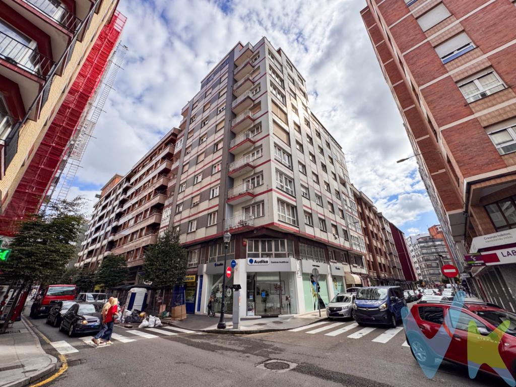    ¡Oportunidad única en el centro de Gijón!¿Buscas una vivienda con encanto y potencial para reformar a tu gusto? ¡Tenemos la propiedad perfecta para ti! Esta vivienda consta   de 3 dormitorios, salón comedor, cocina y baño se integra en un edificio con una situación única del centro de Gijón, en la confluencia de las calles Uria y Adosinda.Puedes disfrutar de unas bonitas vistas, La coqueta terraza de esta vivienda ofrece vistas a la Plaza de San Miguel, un lugar emblemático del corazón de la ciudad.La distribución de la vivienda permite instalar con facilidad un aseo o segundo baño, lo que la hace ideal para familias o personas que buscan un hogar con espacio y comodidad.La ubicación privilegiada, se encuentra en el corazón de Gijón, a pocos minutos andando de la Bahía de San Lorenzo, el Paseo de Begoña y la Plaza de San Miguel, tiene la situación ideal para realizar cómodos paseos, poder acercarse a cualquier lugar de Gijon caminando sin necesidad de utilizar coche, así como disfrutar de la gastronomía y la cultura de la ciudad en un lugar que lo tiene todo.Es ideal para reformar a tu gusto, una oportunidad para que tú mismo la conviertas en el hogar soñado. Es una planta alta y luminosa con bonitas vistas, la propiedad perfecta para aquellos que buscan un proyecto de reforma personalizado.¿Quieres saber más sobre esta propiedad? Llamanos y te informaremos de todo lo que necesitas saber. Si deseas visitar la propiedad, te acompañaremos encantados.No te pierdas esta oportunidad única en el centro de Gijón. ¡Contacta con nosotros hoy mismo!En el precio publicitado (PVP), no esta incluido el Impuesto de Transmisiones Patrimoniales ni los gastos de notaria y registro. 
