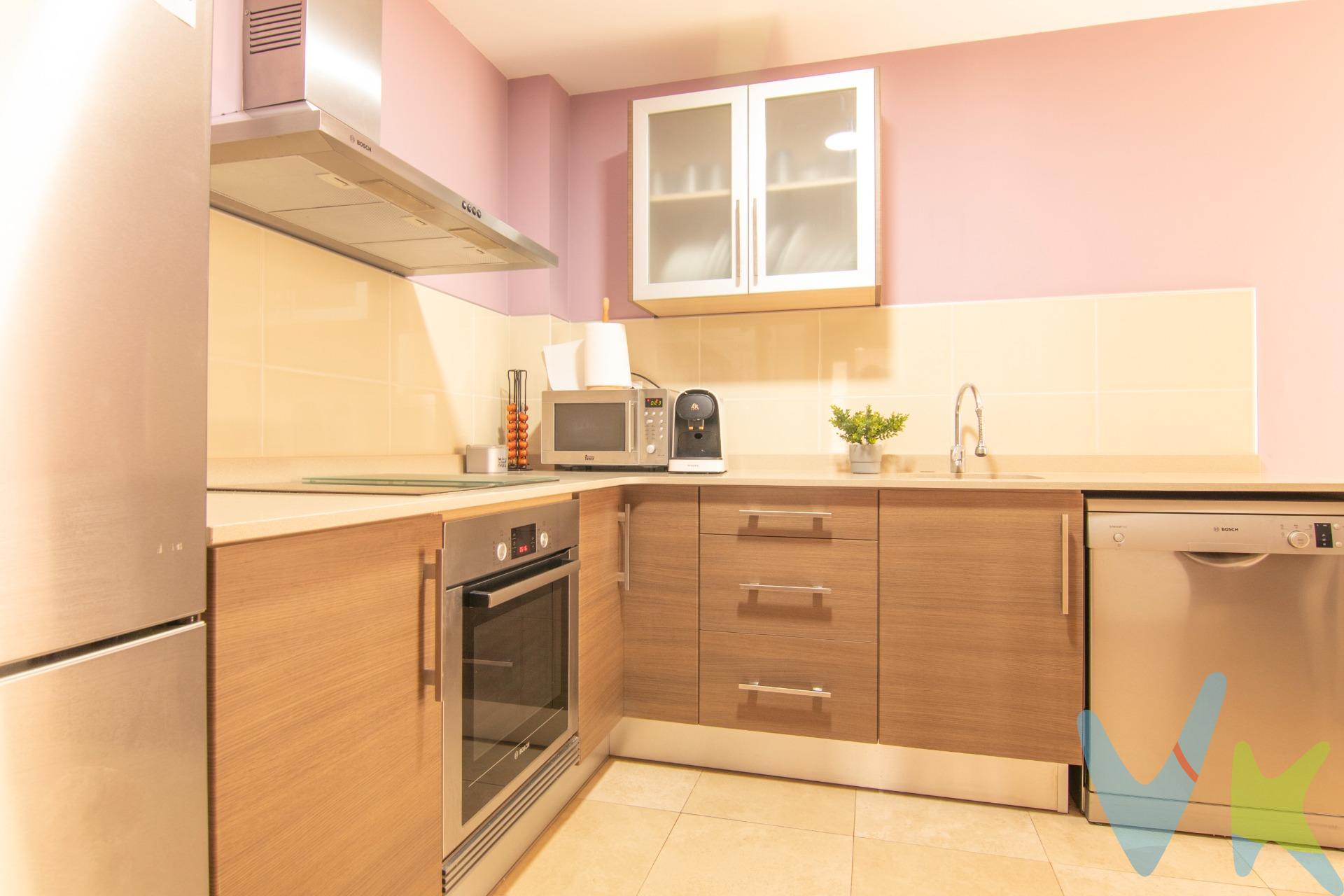 ¡Descubre tu nuevo hogar en el encantador barrio de Carbonaire! Este luminoso piso de 110 m² construidos es perfecto para quienes buscan comodidad y estilo. Con tres amplios dormitorios dobles, disfrutarás de un espacio ideal para toda la familia. La cocina independiente, equipada con galería, te permitirá preparar deliciosas comidas mientras el amplio salón comedor se convierte en el lugar perfecto para compartir momentos inolvidables. La vivienda cuenta con dos baños completos, lo que garantiza la privacidad y comodidad que necesitas. Además, podrás relajarte en tu pequeña terraza privativa o disfrutar del aire fresco en el balcón. La plaza de garaje, situada en el mismo edificio, y el trastero son un gran añadido que facilitará tu día a día. Ubicada en una planta 2 con acceso a nivel de calle y ascensor, esta propiedad es apta para personas con movilidad reducida. La calefacción eléctrica y el aire acondicionado asegurarán tu confort durante todo el año. No dejes pasar la oportunidad de vivir en un lugar donde cada rincón ha sido diseñado para ofrecerte funcionalidad y bienestar. ¡Ven a visitarlo y enamórate de tu nuevo hogar!