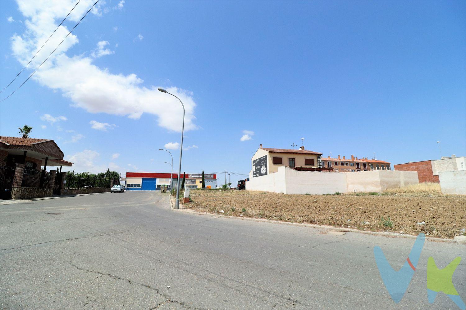 ¿BUSCAS UN TERRENO PARA EMPEZAR UNA NUEVA ILUSIÓN?
Te ofrecemos parcela en Fuensalida (Toledo). Superficie 239 m2. Situadas en zona céntrica del pueblo donde son aptas para edificación de ordenanza 2, zona unifamiliar con una edificabilidad de 2 plantas más sótano, ocupación máxima del 75 % y un retranqueo de fachada y fondo de 3 m.
Todos los servicios a pie de calle como agua, electricidad, basura etc. Además te ofrecemos la oportunidad de poder comprar otras dos parcelas contiguas a esta, que se podrían vender en conjunto o por separado:


7038018UK9363N0001RJ Nº 5 Superficie 450 m2 por 129.999€. 
 


7038017UK9363N0001KJ Nº7 Superficie 239 m2 precio 69.999€
 


7038016UK9363N0001OJ  Nº9 Superficie 197 m2 precio 58.999€


 
Tenemos financiera. Financiación hasta el 100% para construir ¡Infórmate!
Honorarios de intermediación inmobiliaria no incluidos en el precio.
“Información válida, salvo error tipográfico”.