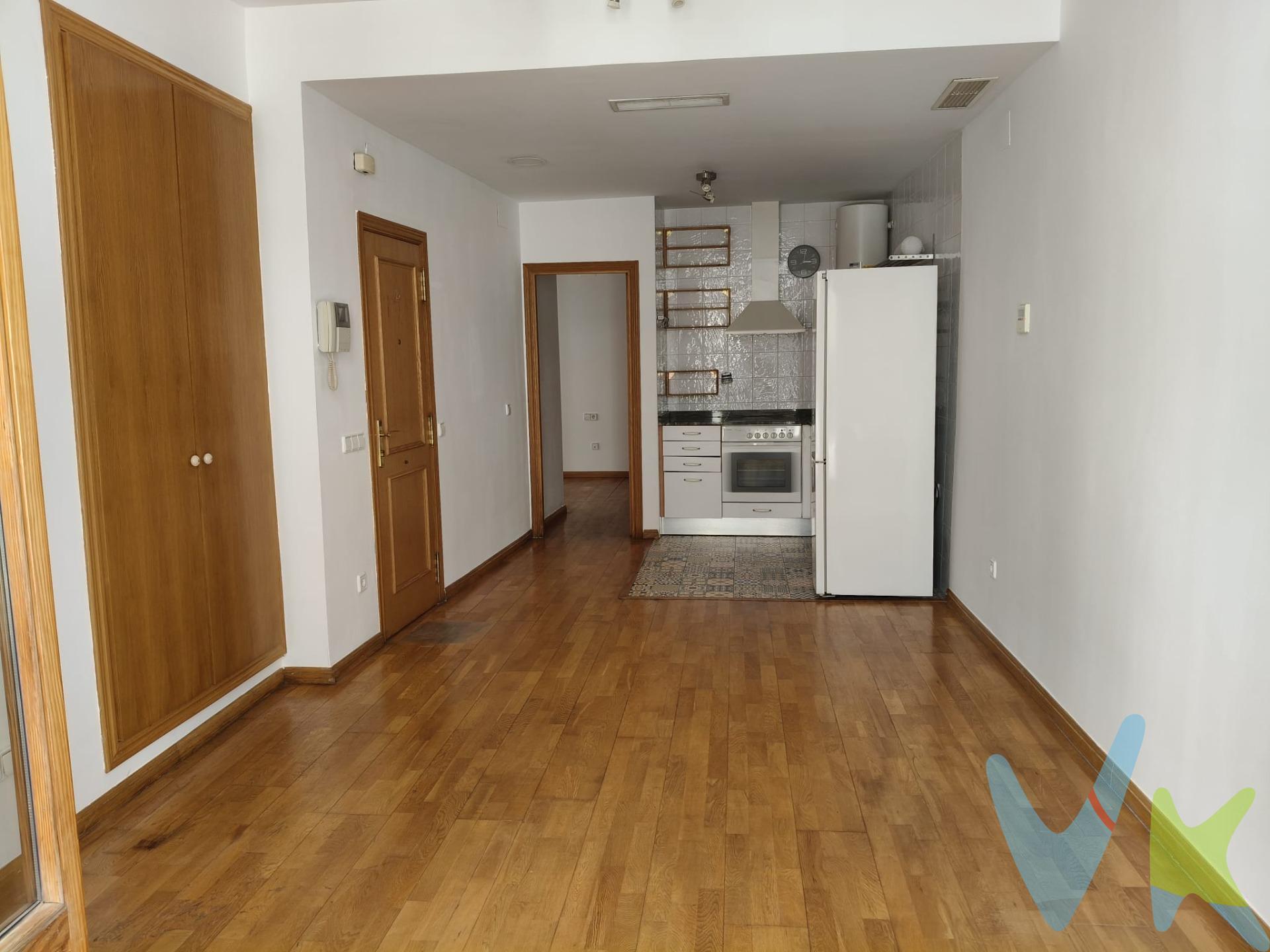 Ubicación "Prime", encanto histórico y todas las comodidades modernas se unen en este precioso piso en alquiler en la famosísima Calle de las Cestas. LO QUE TE VA A ENAMORAR:. Ubicación inmejorable: En pleno centro, al lado del Mercado Central y la Plaza del Ayuntamiento. El balcón: Una auténtica maravilla exterior para disfrutar del clima valenciano. Diseño óptimo: 1 habitación doble con baño en suite + cocina office integrada en un luminoso salón. Climatización total: Aire por conductos (frío/calor) y ventanas Climalit para aislarte del mundo exterior. Confort diario: Segunda planta con ascensor y un supermercado abajo que abre 365 días al año. Un piso muy acogedor, ideal para profesionales o parejas que buscan exprimir al máximo la vida urbana sin renunciar al confort. ¿Hacemos una visita?. VENTA:. PVP 255.000€. Gastos e impuestos no incluidos en el precio. La compra conlleva impuestos y gastos de formalización para el comprador. A título orientativo se informa que en segundas transmisiones el ITP con carácter general en Valencia es del 10%, pudiendo existir otros tipos impositivos atendiendo a las circunstancias personales del comprador u otras circunstancias previstas legalmente. Base imponible del impuesto el mayor valor entre el precio de compraventa, la tasación o el valor de referencia catastral. En cuanto a los gastos de notaría y registro, en su caso, suelen oscilar aprox. entre 1,5% y 2,5% (aranceles variables según precio, n.º de copias y complejidad). El comprador elige notario. Si el comprador precisase de hipoteca: tasación, condiciones y costes bancarios serán según entidad elegida por el comprador, así como los gastos de gestoría, y cualesquiera otros gastos inherentes a la formalización de la compraventa que legalmente correspondan a la parte compradora, salvo pacto expreso en contrario con el vendedor. El consumidor tiene, conforme a la normativa vigente, a su disposición información y documentación adicional relativa al inmueble y condiciones de la compraventa, que podrá ser consultada en C/Joaquín Costa 4, bajo 46005 Valencia o urbe2@remax.es. Honorarios de mediación inmobiliaria a cargo del COMPRADOR: (3% del precio final de venta más IVA (21%), salvo otro pacto.); y de VENDEDOR (según acuerdo con el mismo). Se informa al consumidor que la agencia actúa como intermediaria inmobiliaria en la operación, estando cualquier eventual compraventa y sus condiciones sujeta a la aceptación expresa del propietario-vendedor y a la posterior formalización del correspondiente contrato.