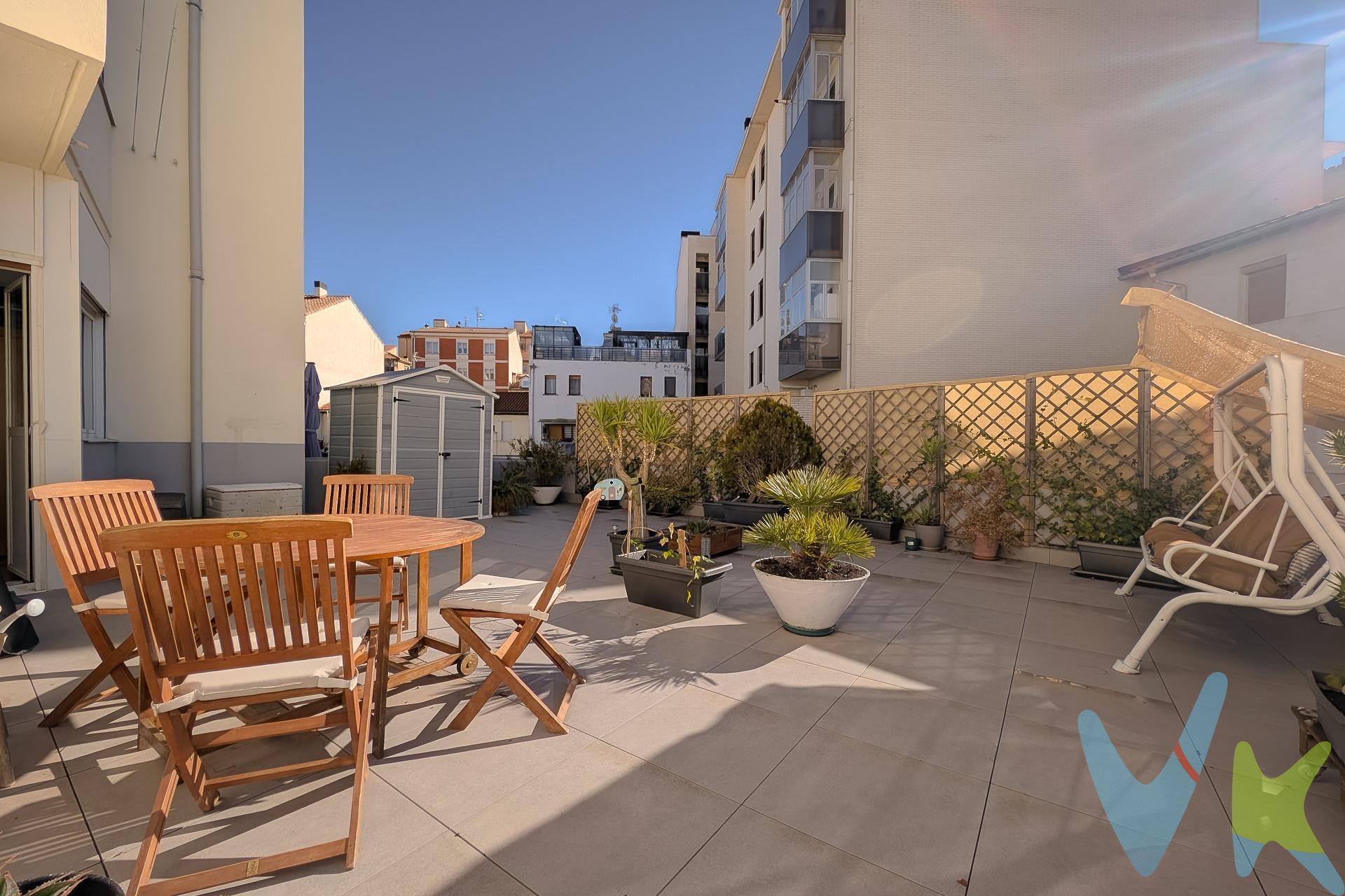 Presentamos este capricho de vivienda ubicada en el corazón de Villava - Atarrabia, perfecta para quienes buscan comodidad, un estilo moderno y un gran espacio de terraza exterior perfecta para disfrutar a diario. Con una superficie total de 90 m², este piso ha sido totalmente reformado . Cuenta con un gran salón, cocina independiente pero comunicada visualmente con la zona de estar a través de un muro de vidrio y tres dormitorios exteriores, ofreciendo un espacio ideal para toda la familia. El dormitorio principal destaca por su generosidad en tamaño y dispone de baño en suite privado. La joya del hogar es una espectacular terraza soleada de aproximadamente 50 m², perfecto para disfrutar al aire libre o realizar reuniones sociales, además la terraza ha sido totalmente renovada recientemente contando con un sistema de evacuación de agua con piezas compensadas que evitan encharcamientos de agua en el momento de tormentas. Dispone así mismo de un gran toldo automático que permite crear un espacio de sombra en verano. Un hogar listo para entrar a vivir sin necesidad alguna de reformas adicionales. Aprovecha su localización céntrica donde tendrás todos los servicios esenciales y comercios justo a la puerta. En Villava encontrarás un pueblo con muchísima vida, lleno de actividades, espacios verdes y zonas de paseo. Sin duda un lugar con gran calidad de vida. Se ofrece como opcional la posibilidad de adquirir un trastero en planta baja en un edificio cercano (valor trastero 9.000 €)