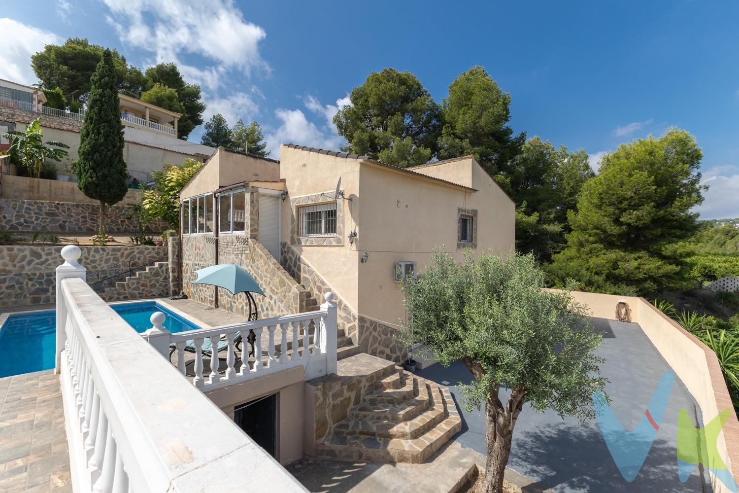 Se vende chalet en Chiva - Partida Rincón del Bolo, también conocida como Sierra Perenchiza. Esta meticulosamente cuidada vivienda, situada en un amplio terreno de 700 m², es el lugar perfecto para disfrutar de la naturaleza y la libertad en familia. La casa de planta dos plantas, luminosa y cómoda, está rodeada de un entorno verde y sereno, ideal para aquellos que buscan un refugio de paz. Planta baja:. Salón comedor amplio y acogedor, ideal para reuniones familiares y momentos de relajación. El diseño abierto permite que la luz natural llene cada rincón, creando un ambiente cálido y agradable. Un baño completo, de fácil acceso y conveniencia. Dormitorio doble en la planta baja, ideal para invitados o miembros de la familia que prefieran evitar las escaleras. Primera planta:. Dormitorios espaciosos y luminosos, con un carácter y encanto único en cada uno, perfectos para una familia numerosa o para recibir visitas. Baño completo en esta planta, equipado con todas las comodidades necesarias. Exterior:. Piscina privada, ideal para refrescarse en los días calurosos de verano. Cocina de verano, diseñada para preparar deliciosas paellas y disfrutar de comidas al aire libre. Dos porches estratégicamente ubicados, perfectos para disfrutar del sol o la sombra en cualquier época del año, proporcionando frescura en verano y calidez en invierno. Esta propiedad es más que una simple casa: es un refugio lleno de paz y comodidad, diseñado para crear momentos inolvidables en un entorno natural privilegiado. Cada rincón ha sido pensado para ofrecer una experiencia de vida única, combinando la tranquilidad y la comodidad. ¡Ven y descubre el lugar donde tus sueños se harán realidad! Para más información o visitas, no dudes en contactar. La descripción del presente inmueble e imágenes tienen mero carácter informativo y en ningún caso carácter contractual, pudiendo ser modificados por la inmobiliaria comercializadora sin que ello implique responsabilidad alguna frente a terceros. En el precio de venta a público, esta propiedad NO incluye los gastos de adquisición (Notario, registro, gestión, honorarios, etc…). 