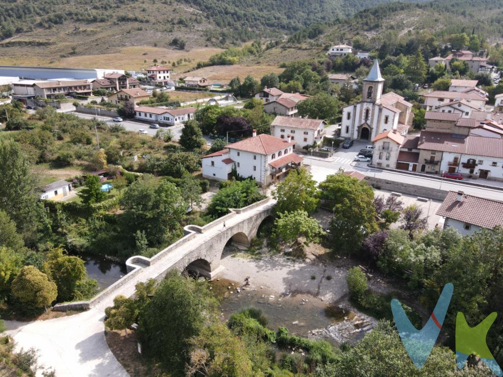 El hogar soñado, una casa de cuento.Un pueblo idílico, vistas despejadas, el río, el puente de piedra, un jardín, porche, metros, vivienda independiente, y a un cuarto de hora de Pamplona.Sorauren es un pueblo pequeñito que ha conseguido consolidar población con muchas familias jóvenes gracias a su cercanía a Pamplona. Tenemos la oportunidad de ofrecerte esta casa en un enclave privilegiado, junto al puente, dominando las vistas, justo en el corazón del pueblo.Casa con muchísimo porte, de piedra y madera. Es una vivienda con cuatro plantas. La Planta Baja, a nivel de jardín, la antigua zona para el ganado, ahora con uso como cochera, taller y almacén. La siguiente planta, con acceso a nivel con la calle principal, dispone del salón comedor, cocina, porche cubierto, oficio, baño, distribuidor y dos dormitorios, además de una estancia disponible de más de 70m². En la Planta Primera, un gran distribuidor da paso a cinco habitaciones más una despensa y además la Bajocubierta tiene altura suficiente como para poder habilitar otra estancia más.Parcela de 470m², donde 200m² son jardín. Más de 500m² útiles de vivienda, todas las estancias son exteriores con luz natural y vistas.Se encuentra en buen estado de conservación. Con unas pequeñas intervenciones en cuestión de equipamiento y unión de espacios tiene unas posibilidades espectaculares.Este hogar está listo para que tú lo llenes de vida... ¿Quieres conocer más? Llámanos y te informaremos encantadas.