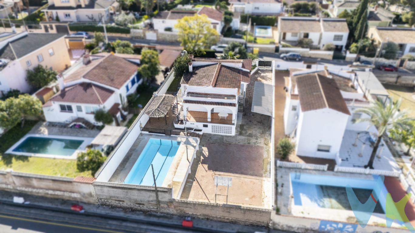 Si estás buscando espacio, tranquilidad y calidad de vida a pocos minutos de Valencia, este chalet en La Eliana puede ser el hogar que estabas esperando.Ubicado en una zona urbana consolidada, con alcantarillado y todos los servicios cercanos, esta vivienda se encuentra a tan solo 30 minutos de la ciudad y rodeada de colegios, restaurantes, comercios y zonas de ocio. Un entorno perfecto para vivir todo el año con comodidad y tranquilidad.La vivienda destaca por su gran luminosidad y su distribución cómoda y funcional. Dispone de tres amplias habitaciones dobles con armarios empotrados, un baño completo de gran tamaño y una cocina independiente espaciosa, ideal para el día a día.En el exterior es donde esta propiedad realmente marca la diferencia. La casa se sitúa sobre una parcela de más de 700 m² con jardín, ofreciendo múltiples espacios para disfrutar al aire libre. Cuenta con tres terrazas, perfectas para diferentes momentos del día, una piscina privada, y un paellero pensado para reuniones con familia y amigos.Además, la propiedad dispone de pista de tenis/frontón privada, un valor añadido difícil de encontrar y perfecto para los amantes del deporte.Una vivienda ideal para quienes buscan tranquilidad, amplitud y vida al aire libre, sin renunciar a la cercanía de todos los servicios y a la ciudad de Valencia.Una oportunidad para disfrutar de un auténtico estilo de vida mediterráneo.Agencia Registrada con el Nº 89 en el Registro Obligatorio de Agentes Inmobiliarios de la Comunitat Valenciana. Puede consultar en la web de la GVA:https://habitatge.gva.es/es/registres-en-materia-habitatgeLa oferta está sujeta a cambios de precio o retirada del mercado sin previo aviso. Este anuncio en su conjunto, incluyendo textos, fotos, imágenes o cualquier otro contenido de este, no es vinculante dado que la información es ofrecida por terceros y puede contener errores. Se muestra a título informativo y no contractual.Gastos de la compraventa a cargo de la parte compradora no incluidos en el precio del inmueble a tener en cuenta:- ITP con carácter general en Valencia es del 10%, pudiendo corresponderle otro tipo impositivo atendiendo a sus circunstancias personales (por edad, renta o situación familiar primera vivienda habitual, etc ) previstas legalmente.*Base imponible del impuesto el mayor valor entre el precio de compraventa, la tasación o el valor de referencia catastral.- Gastos de notaría y registro, en su caso, suelen oscilar aprox; entre 1,5% y 2,5% (aranceles variables según valor de compraventa, n.º de copias, etc ).- Si tramita la inscripción una gestoría, deberá abonar sus honorarios más iva ( en este caso suele oscilar entre los 250EUR y los 400EUR + iva).- Honorarios de mediación inmobiliaria a cargo del comprador del 3% del precio final de venta más IVA (21%), salvo otro pacto.Por mandato expreso del propietario, comercializamos este inmueble en exclusiva, lo que le garantiza el acceso a toda la información, a un servicio de calidad, un trato fácil, sencillo y sin interferencias de terceros. Por este motivo, se ruega no molestar al propietario, a los ocupantes de la propiedad o a los vecinos. Muchas gracias por su comprensión. Si usted es agente inmobiliario y tiene un cliente para este inmueble, llámenos: estaremos encantados de colaborar.Se informa al consumidor que la agencia actúa como intermediaria inmobiliaria en la operación, estando cualquier eventual compraventa y sus condiciones sujeta a la aceptación expresa del propietario-vendedor y a la posterior formalización del correspondiente contrato. 