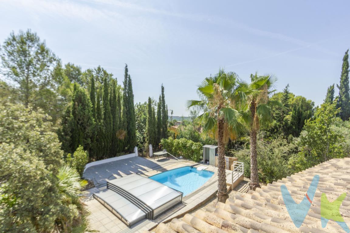 Un Entorno de Absoluta TranquilidadEsta propiedad destaca principalmente por su ubicación en una zona residencial muy tranquila, idónea para quienes buscan privacidad y desconexión. El terreno gran extensión total de 3.358 m². Toda la parcela se encuentra completamente cerrada por una valla de obra y metálica, ofreciendo un perímetro totalmente delimitado. El gran atractivo de este espacio exterior es su piscina privada, que junto a la amplitud del terreno, ofrece un escenario idóneo para el descanso, el ocio al aire libre y la organización de actividades en familia.Distribución Flexible para Dos Familias o Familia NumerosaLa vivienda es un chalet unifamiliar aislado de dos plantas que destaca por una distribución funcional que ofrece total independencia y versatilidad. Debido a la disposición de sus estancias, el inmueble está perfectamente preparado para albergar de forma cómoda a una familia numerosa o incluso a dos familias que deseen compartir la propiedad manteniendo su propio espacio.Al disponer de 4 habitaciones y 3 baños en cada nivel de la vivienda, el diseño facilita la convivencia de manera organizada. Además, todo el inmueble está estructurado para maximizar la entrada de luz y la ventilación directa en cada una de sus estancias. La casa cuenta también con armarios empotrados integrados, optimizando el espacio de almacenamiento disponible para todos los habitantes.Agenda tu VisitaSi está buscando una propiedad con una parcela de gran tamaño, piscina privada y una distribución interior idónea para familias grandes o multifamiliares en un entorno tranquilo, este chalet es una oportunidad excelente. Póngase en contacto con nuestra agencia inmobiliaria para coordinar una visita presencial y conocer de primera mano todo el potencial de la vivienda.Planta Alta: Cuenta con un pasillo distribuidor que da paso a otras dos habitaciones y dos cuartos de baño completos. Además, dispone de una terraza cubierta propia, un rincón ideal para disfrutar de las vistas hacia la parcela.Planta Baja: Se accede a través de un porche cubierto. En el interior se encuentra un salón-comedor amplio, la cocina independiente, dos habitaciones y un cuarto de baño completo. Esta planta permite hacer una vida completa sin necesidad de utilizar las escaleras.ESTE  CHALET Se encuentra provisto de servicios de agua, luz eléctrica, y sanitarios con fosa séptica en el exterior y pozo absorbente.Honorarios de la agencia inmobiliaria, impuestos (IVA, ITP) y otros gastos de la Compraventa (notaria, gestoría y registro)