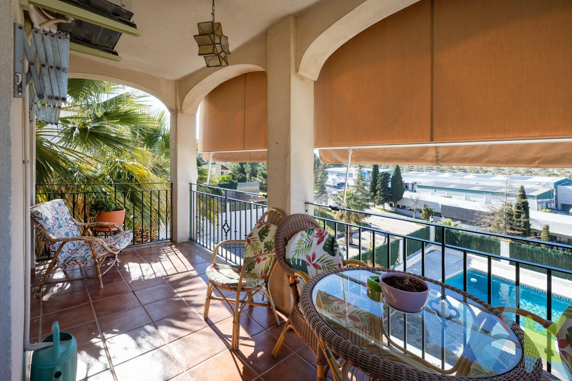 Te presento esta espectacular vivienda en Alhendín, diseñada para ofrecer el máximo confort, amplitud y calidad de vida. Con una distribución funcional y espacios pensados para disfrutar al máximo, esta casa destaca por su luminosidad, su entorno tranquilo, su buena comunicación y sus numerosas posibilidades tanto en el interior como en el exterior. Al entrar, accedemos a la planta principal, donde nos recibe un salón amplio y luminoso con salida directa a una terraza. Este espacio ofrece vistas despejadas y una excelente entrada de luz natural, creando un ambiente acogedor. En esta misma planta encontramos una habitación muy versátil, ideal para invitados o como despacho, junto con un baño completo perfectamente ubicado. La cocina es de gran tamaño, con espacio suficiente para cocinar y almacenar cómodamente. Además, cuenta con acceso directo al patio trasero, lo que la hace especialmente práctica. En la planta superior, la vivienda dispone de cuatro habitaciones, todas con baños en suite, un diseño que asegura privacidad y comodidad para toda la familia. La habitación principal destaca por su amplitud y luminosidad, además de contar con salida a una terraza privada, perfecta para relajarse y disfrutar de momentos tranquilos al aire libre. Las demás habitaciones, igualmente espaciosas, están diseñadas para adaptarse a cualquier necesidad. El sótano es uno de los espacios más acogedores de la casa. Aquí se encuentra un segundo salón con chimenea, ideal para disfrutar de reuniones familiares o para convertirlo en una zona de ocio. Este nivel también incluye una cocina auxiliar completamente funcional y una práctica zona de almacenaje con armarios empotrados. Desde el sótano, se accede directamente al exterior, donde nos encontramos con un porche cubierto por una pérgola que ofrece sombra y un ambiente perfecto para disfrutar al aire libre. Justo enfrente del porche, se encuentra la piscina privada, rodeada de espacio suficiente para relajarse o tomar el sol. Además, en el lateral de la parcela hay una amplia zona que ofrece múltiples posibilidades, como instalar una barbacoa o crear un área adicional para reuniones y celebraciones. Este espacio al aire libre es tranquilo, luminoso y perfecto para disfrutar de momentos especiales en familia o con amigos. La vivienda también cuenta con 14 placas solares, que aportan eficiencia energética y ahorro, reflejando un compromiso con el medio ambiente. Los detalles de calidad, como las ventanas de Climalit, los suelos de mármol en la planta principal y de tarima en la planta superior, aseguran un hogar cómodo y elegante. Esta casa es ideal para quienes buscan amplitud, tranquilidad y posibilidades de personalización, todo ello en un entorno inmejorable. ¡No dejes pasar la oportunidad de visitarla y convertirla en tu nuevo hogar!. Ref. N314. * El PVP indicado no incluye impuestos, gastos de Escritura ni honorarios de agencia. * Las superficies expresadas en esta página tienen carácter descriptivo y son aproximadas. * Los precios pueden ser susceptibles de modificación sin previo aviso. * Muebles NO incluidos en el precio.