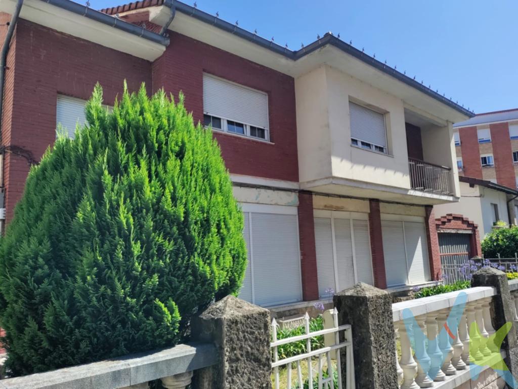 En el mismo centro de los Corrales de Buelna, en la calle Peñas Arriba a escasos metros de la Avda. Cantabria, os mostramos esta gran vivienda de dos plantas.  Se trata de una edificación con estructura de hormigón, construida a principios de los años 60 sobre una parcela de unos 400m aproximadamente. Consta de dos alturas, en la planta calle encontramos un garaje de 30m², un almacén o taller, el recibidor de la vivienda, un despacho, una despensa y un amplio espacio  abierto, que en otros tiempos albergó una peluquería. Arriba encontramos una vivienda, de tres amplios y luminosos dormitorios, salón, cocina, baño, sala de estar, galería y  terraza.  Las posibilidades que nos ofrece este inmueble son muchas y variadas, ya que por su estratégico enclave dentro de Los Corrales de Buelna, en la parte de abajo de la  edificación se podría instalar cualquier tipo de negocio,  bien podría servir como un negocio hostelero rodeado de terrazas, sala de exposiciones, zona de almacenaje ideales para ciertos gremios, consultas o gabinetes médicos, estéticos o jurídicos, a la par que la planta superior puede  servir de vivienda. Cabe destacar de esta vivienda sus amplios ventanales, su luminosidad y cercanía al centro comercial. NO ESPERES MAS....PÍDENOS INFORMACIÓN Y VEN A VERLO!!!