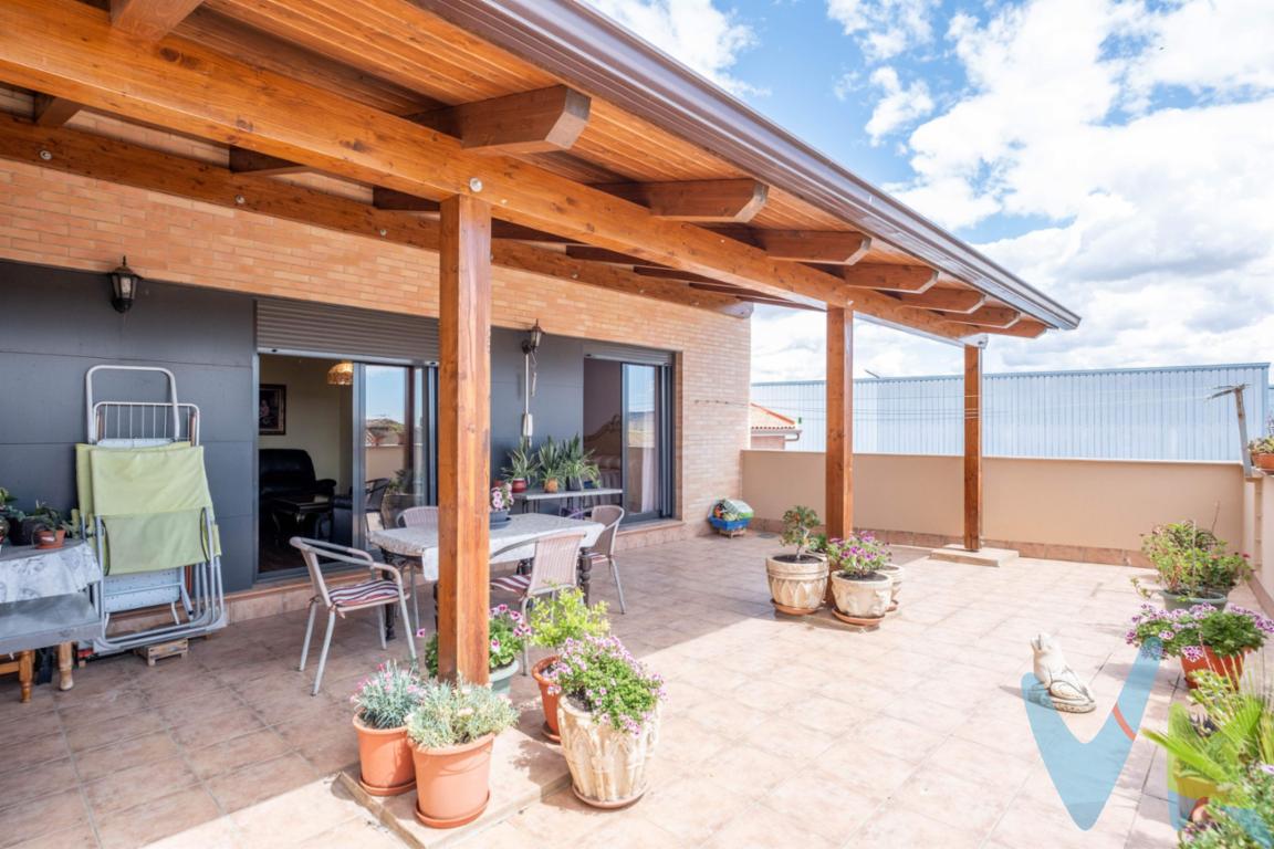 ¡Descubre tu nueva casa unifamiliar de 3 plantas en el corazón de Torres de Berrellén, ubicada en la encantadora Plaza Bonet!.  Esta bonita casa rústica está estratégicamente situada entre Utebo y Alagón, con acceso rápido a la AP68. Con acabados de alta calidad y detalles encantadores, esta propiedad está lista para que entres a vivir. La vivienda cuenta con 4 habitaciones dobles y 3 baños completos, proporcionando el espacio perfecto para toda la familia. El amplio salón comedor con chimenea crea un ambiente acogedor ideal para reuniones y momentos especiales. La gran cocina office está totalmente equipada y lista para satisfacer todas tus necesidades culinarias. Con carpintería interior de lacado blanco y exterior de aluminio/climalit, la casa ofrece una combinación perfecta de estilo y funcionalidad. La orientación este-oeste garantiza una excelente iluminación natural a lo largo del día, mientras que el suelo laminado añade un toque de elegancia. Entre las comodidades adicionales, la casa cuenta con aire acondicionado por conductos, bomba de frío y calor, calefacción, descalcificador, y una buhardilla que añade un espacio extra versátil. La bodega y el trastero ofrecen un amplio almacenamiento. Además, la lavandería y cuarto de plancha son espacios prácticos que facilitan las tareas diarias. El exterior de la casa es igualmente impresionante, con un luminoso patio de 142 m² de uso privativo, perfecto para disfrutar de actividades al aire libre y momentos de relajación. Las dos terrazas, ubicadas en la 1ª y 2ª planta, ofrecen vistas encantadoras y espacios adicionales para disfrutar del aire libre. Esta propiedad es una oportunidad única para vivir en una casa con encanto rústico y comodidades modernas en el centro de Torres de Berrellén. Puedes realizar una primera visita entrando en el enlace de TOUR VIRTUAL. Contáctanos para más información y para programar una visita. ¡Tu nuevo hogar te espera!. 