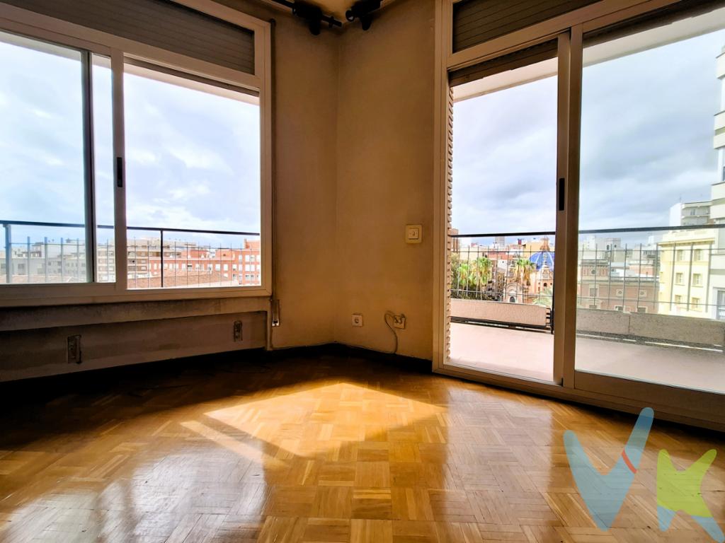  Se presenta una excepcional oportunidad de adquirir un magnífico piso en la vibrante zona Este - Rafalafena de Castellón - Castellón de la Plana. Este espacioso inmueble, con una extensión de 156.48 metros cuadrados útiles, se encuentra en la planta 5 de un edificio icónico, construido en el año 1967. Con un total de 221 metros cuadrados construidos, el piso destaca por su generosidad en el espacio y la funcionalidad de sus ambientes.El inmueble ofrece cinco habitaciones, cada una diseñada pensando en la comodidad y privacidad. Estas estancias son ideales para familias grandes o para aquellos que requieran de espacios adicionales para oficina, estudio o incluso una sala de juegos. Además, el piso cuenta con dos amplias terrazas/balcones, perfectos para disfrutar de momentos de relajación al aire libre con vistas a la ciudad.Una ventaja a destacar es la presencia de un ascensor en el edificio, lo que garantiza un acceso cómodo y sin esfuerzo al inmueble. La propiedad también incluye un amplio trastero, proporcionando espacio extra para almacenamiento y organización, lo cual es siempre un valor añadido para cualquier hogar.En términos de ubicación, este piso se encuentra en una muy solicitada área de Castellón, caracterizada por su tranquilidad y accesibilidad. La amplitud de esta propiedad no solo se manifiesta en sus dimensiones, sino también en su disposición interior, que permite una distribución fluida y adaptable a múltiples estilos de vida. Los generosos ventanales del piso proporcionan una abundante luz natural durante todo el día, creando un ambiente cálido y acogedor en cada rincón del hogar.No pierda la oportunidad de vivir en un barrio privilegiado, disfrutando de un hogar excepcional que combina comodidad y estilo. Esta propiedad representa una inversión segura y valiosa por su ubicación privilegiada y por las características únicas que ofrece. Posibilidad de financiación hasta el 100%, pregúntanos y te haremos un estudio gratuito. Agencia Registrada con el número 1.399 en el Registro Obligatorio de Agentes Inmobiliarios de la Comunidad Valenciana. Puede consultar en la web de la GVA.Gastos e impuestos no incluidos en el precio. A título orientativo, en segundas transmisiones, el comprador abonará el Impuesto sobre Transmisiones Patrimoniales (ITP), cuyo tipo general en la Comunidad Valenciana es el 9% (*) sobre la base imponible, que será el mayor valor entre precio de compraventa, tasación o valor de referencia catastral. Gastos de notaría y Registro de la Propiedad: aproximado entre 1.000 y 2.000 euros (aranceles variables según precio, número de copias y complejidad). El comprador escoge libremente notario. El vendedor asume, por ley, los gastos que le correspondan, salvo pacto contrario. Si se precisa hipoteca, tasación, condiciones y costes bancarios según entidad elegida por el comprador; así como los gastos de gestoría y cualesquiera otros inherentes a la formalización de la compraventa. De acuerdo con la ley, no se incluyen en el precio otros gastos o tributos que legalmente correspondan al comprador. Los honorarios de intermediación inmobiliaria al vendedor no incluidos en el precio. Los honorarios de intermediación inmobiliaria al comprador: 2,5% + IVA calculados sobre el precio de venta con un mínimo de 3.000 euros + IVA(*) Consultar condiciones concretas según circunstancias personales o régimen fiscal aplicable. Puedes llamar al 722461985 y te informaremos de tu caso en concreto.El consumidor tiene derecho, conforme a la normativa vigente, a disponer de información y documentación adicional relativa al inmueble y condiciones de la compraventa, accesible en la sede física de la agencia situada en Avenida Rey Don Jaime nº74, 7ºB, Castellón de la Plana. La agencia actúa exclusivamente como intermediaria en la operación. Cualquier compraventa y sus condiciones quedan sujetas en todo caso a la aceptación expresa del vendedor del inmueble y a la posterior formalización del correspondiente contrato. El presente anuncio tiene carácter meramente informativo: la información suministrada se corresponde con la disponible a la fecha de publicación, pudiendo variar en función de las circunstancias o actualizaciones legales, contractuales y fiscales.  