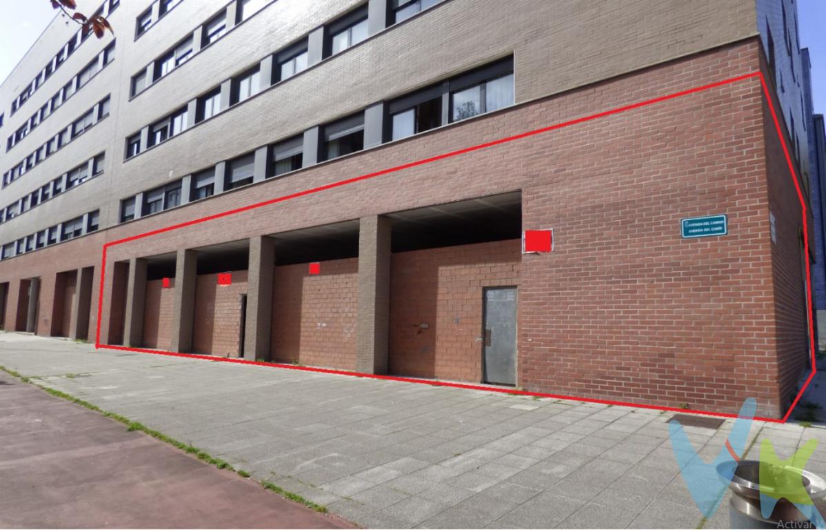 En el barrio de Santullano - Mieres, justo frente al Hospital Álvarez Buylla y Centro Comercial Caudalia se vende local comercial con una superficie construida de 147 metros cuadrados ideal para darle una orientación vinculada al comercio o a la hostelería, dispone de una fachada de 25 metros lineales y una acera muy ancha lo que posibilita la colocación de una amplia terraza. Zona de amplias posibilidades, muy abierta y soleada y numerosos aparcamientos. En el precio no están incluidos el 8% de ITP, ni gastos de Notaría y Registro de la Propiedad. Se valorara propuestas de alquiler con opción a compra.