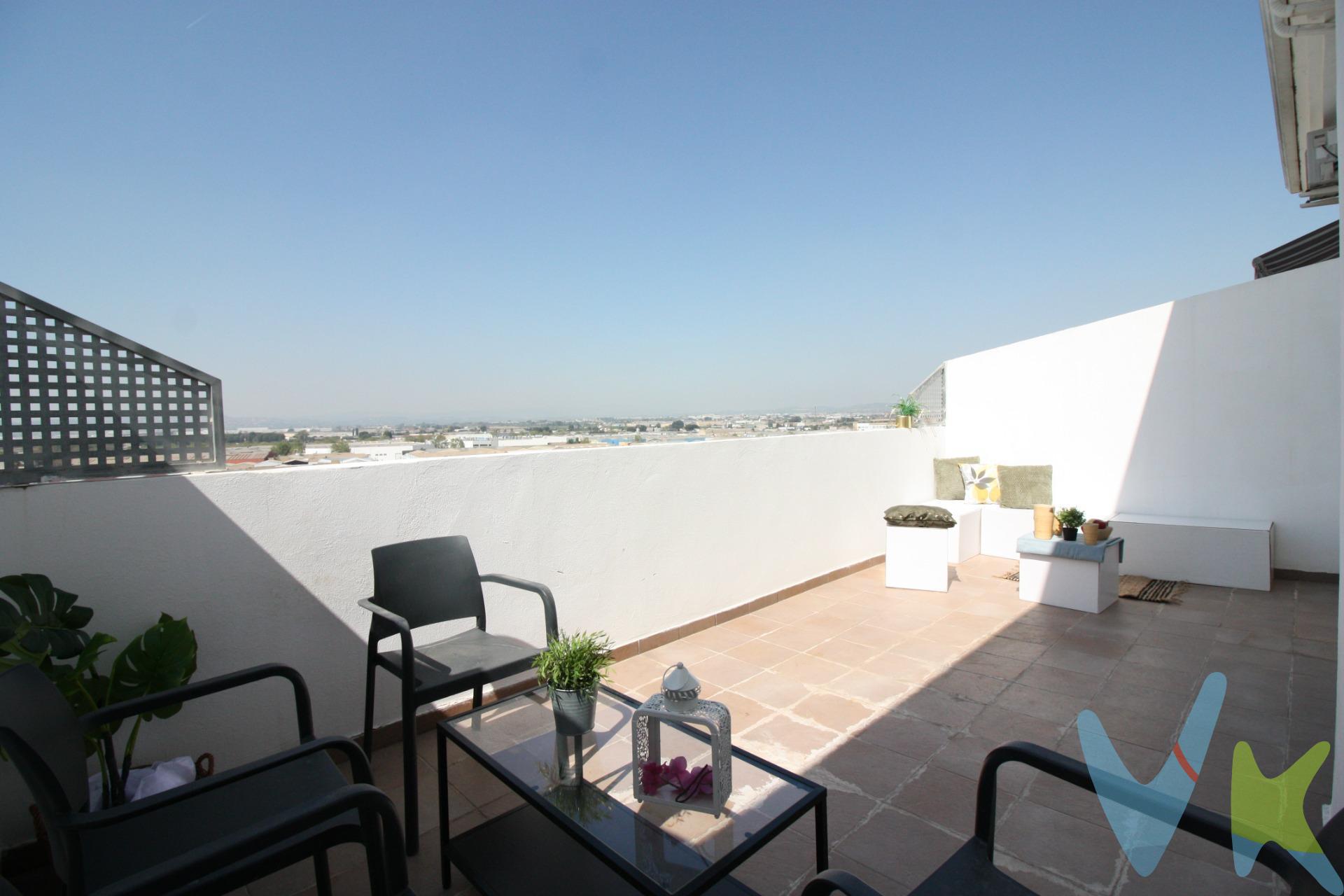Te presentamos este magnífico ático seminuevo en Alaquàs, ideal para quienes buscan comodidad y estilo. La propiedad se distribuye en dos plantas, ofreciendo un diseño funcional y acogedor. En la planta inferior encontrarás una luminosa habitación, perfecta para invitados o como oficina, junto a un baño completo que proporciona comodidad y privacidad. La cocina, moderna y bien equipada, cuenta con acceso a una terraza de unos 15m2 aprox, donde podrás disfrutar de momentos al aire libre. La planta superior alberga una habitación principal, un espacio amplio y luminoso que incluye su propio baño en suite, garantizando así un refugio personal ideal. . El comedor es el lugar perfecto para reuniones familiares, además cuenta con doble altura y además con salida directa a una terraza de unos 20m2 aprox,que ofrece vistas panorámicas que te dejarán sin aliento, sin duda es la joya de la casa. No dejes pasar la oportunidad de vivir en este espectacular ático que combina todas las comodidades necesarias para un estilo de vida moderno. ¡Ven a visitarlo y déjate enamorar!. Mientrasa tanto entra en nuestro enlace y disfruta del recorrido virtual: . https://my.matterport.com/show/?m=agQn7Me5Qjm. La venta de esta vivienda se gestiona mediante contrato de exclusiva compartida, lo que permite trabajar con más de 150 inmobiliarias, garantizando la máxima difusión y profesionalidad en el proceso de venta. Los gastos derivados de la compraventa, como los de notaría, registro y honorarios, no están incluidos en el precio. Inmueble sujeto a período de transparencia. 