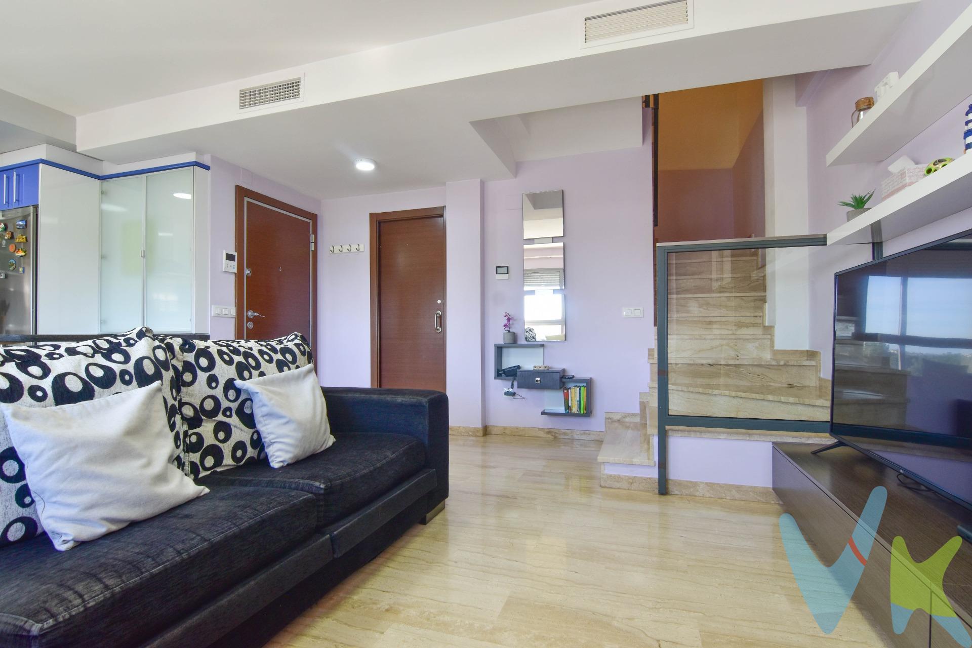 Se vende dúplex muy bien cuidado, pequeño pero muy bien distribuido y totalmente listo para entrar a vivir. La vivienda está actualizada y no necesita ningún tipo de reforma. Se distribuye en dos plantas:. Planta baja:. Zona de salón-comedor cómoda y funcional. Cocina (puedes añadir si es independiente o americana). Baño completo. Planta superior:. Dos habitaciones bien aprovechadas. Segundo baño completo. La distribución es muy práctica, con un baño en cada planta, lo que aporta mucha comodidad en el día a día. La vivienda destaca por su buen estado de conservación, su ambiente acogedor y lo bien optimizado que está el espacio. Además, incluye:. Plaza de garaje. Trastero. Una opción ideal como primera vivienda, para parejas o también como inversión por su fácil mantenimiento y funcionalidad. Nota: Agencia Registrada con el Nº 1395 en el Registro Obligatorio de Agentes Inmobiliarios de la Comunitat Valenciana, consultable en la web de la Generalitat Valenciana. La oferta está sujeta a cambios de precio o retirada del mercado sin previo aviso. La información contenida en el presente anuncio se facilita a título meramente informativo y no contractual, los datos, descripciones, superficies, imágenes y cualquier otro contenido del mismo pueden estar sujetos a errores u omisiones al ser facilitados por terceros. El precio de venta publicado no incluye los honorarios de intermediación inmobiliaria, ni los impuestos legalmente aplicables (IVA o ITP), ni los gastos derivados de la compraventa, tales como notaría, registro y gestoría, ni aquellos derivados de la financiación, en caso de existir. Por mandato expreso del propietario, este inmueble se comercializa en régimen de exclusiva, garantizando al interesado un acceso completo a la información y una gestión profesional, transparente y sin interferencias de terceros. Se ruega no molestar al propietario, a los ocupantes del inmueble ni a los vecinos. Agentes inmobiliarios con cliente interesado pueden contactar con la agencia para colaborar. Nuestro departamento financiero puede conseguir tu financiación. ¡Consúltanos!