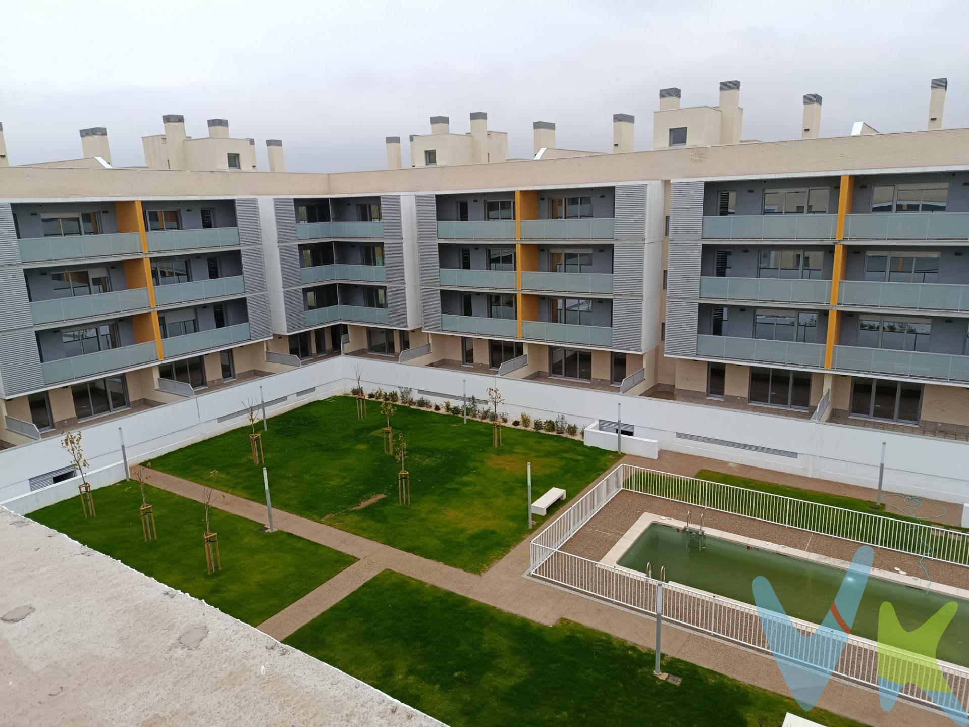 ¡Venta de piso a estrenar!. Te presentamos este exclusivo piso en el Residencial Baleares, ubicado en Casetas, muy próximo a Zaragoza, ideal para quienes buscan comodidad, espacio y calidad. - 3 dormitorios amplios. - Salón con cocina integrada de 33 m². - Terraza tipo solárium privada en la planta superior, perfecta para disfrutar del aire libre y las vistas. - Excelentes calidades en todos los acabados. - Urbanización con piscina y zonas comunes para el disfrute de toda la familia. - Plaza de garaje amplia y trastero incluidos. Una oportunidad única para estrenar tu hogar en una zona tranquila y bien comunicada. Visitas a partir de enero 2026. ¡Llámenos para ampliar informacion y solicitar visita!