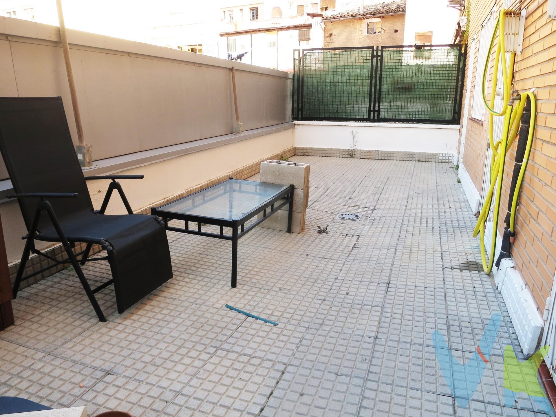 Calle Cerezo, céntrica vivienda, junto al centro deportivo con piscina cubierta y gimnasio. Edificio seminuevo con ascensor y videoportero. La vivienda cuenta con dos habitaciones, en una cabe una cama de matrimonio, armario grande, tiene una puerta que da acceso a la terraza. La otra habitación, tiene capacidad para dos camas individuales en litera, escritorio y un armario. . Dispone de concia completa y baño con ducha con mampara. El salón se compone de zona de descanso donde cabe un gran sofá y zona comedor donde cabe una mesa con espacio suficiente para pasar muchas veladas en compañía. La terraza  posibilita la creación de un espacio verde y natural donde poder tomar el sol, tener tu propio huerto urbano o descansar en una tumbona en el exterior. Imagina poder tener tu propio jardín en el centro de Zaragoza donde tus niños/as y/o mascotas puedan jugar y disfrutar. . El apartamento cuenta con una verja metálica para proteger tu hogar en salidas de vacaciones, además, la cerradura de la puerta blindada es una cerradura de seguridad con llave de seguridad. Incluye un cómoda plaza de garaje para coche grande y un cuarto trastero amplio. Ambos, garaje y trastero están uno junto a otro y se sitúan en la primera planta del sótano junto al ascensor y las escaleras de acceso. . Pocos gastos de comunidad. La zona está rodeada de colegios, con todos los servicios cerca y con parques cercanos incluida la ribera del Ebro.