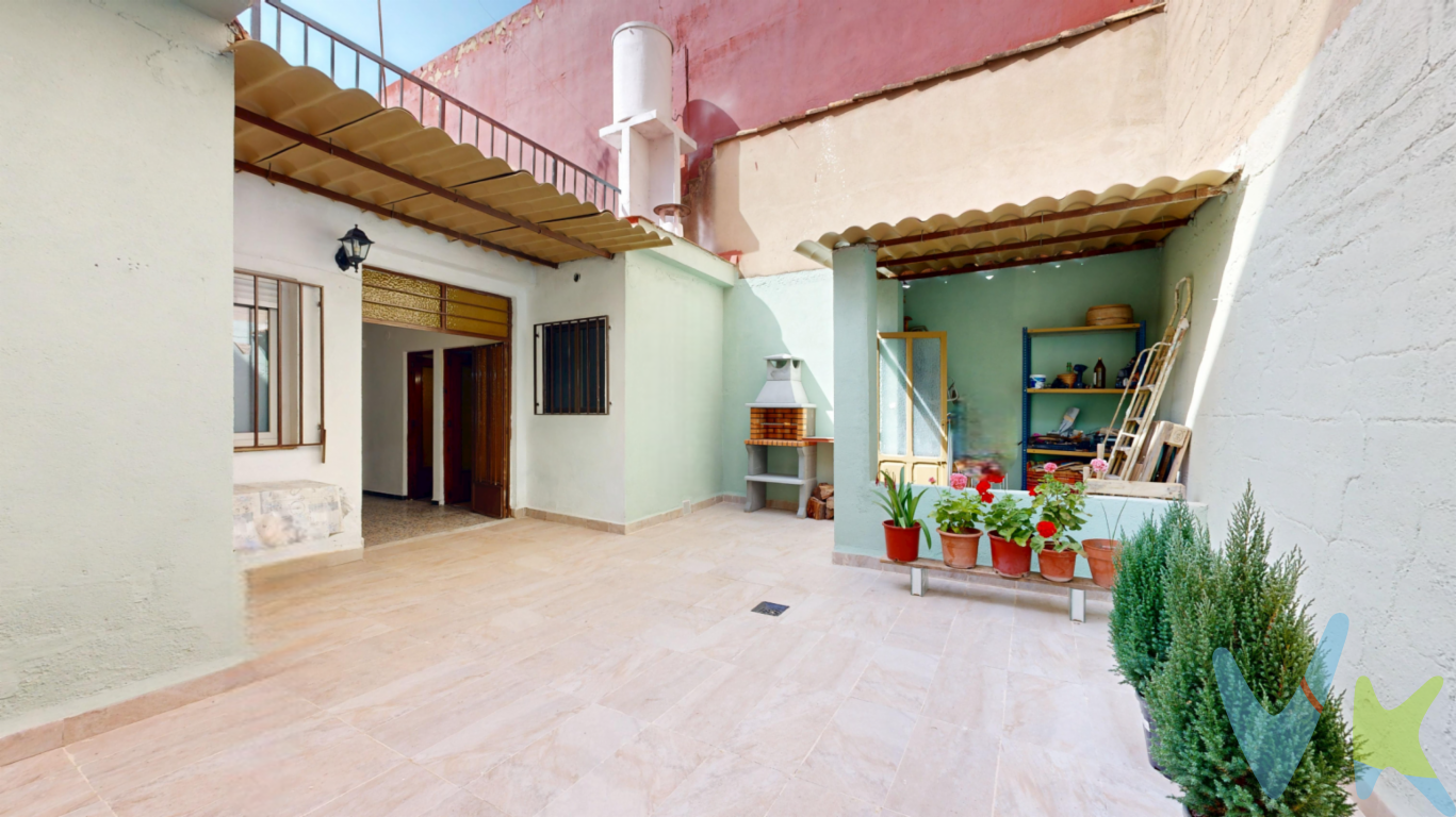 Casa de pueblo con patio interior y terraza superior, 6 habitaciones, excelentemente ubicadaOportunidad única de adquirir esta encantadora casa de pueblo en Llosa de Ranes de 200m² con 6 habitaciones y 2 terrazas, ubicada en una zona con todos los servicios a su alrededor: comercios, colegio e instituto y mucho más, a tan solo una calleLa vivienda cuenta con aproximadamente 200 m² distribuidos en dos plantas, ofreciendo amplitud y múltiples posibilidades. Dispone actualmente de 5 habitaciones, con opción de habilitar una sexta según necesidades.Uno de sus grandes atractivos son sus dos magníficas terrazas, de 37,8 m² y 29,7 m² respectivamente, perfectas para disfrutar del aire libre. La terraza principal incluye zona de barbacoa, galería y trastero, convirtiéndola en un espacio ideal para reuniones y momentos de ocio.En el interior, destaca su carácter acogedor gracias a los techos altos con vigas de madera, que aportan un estilo rústico y especial. El salón dispone de chimenea de leña, creando un ambiente cálido y confortable.La vivienda ha sido reformada en 2026, mejorando calidades como ventanas de doble cristal tipo climalit, tejado actualizado habiendo utilizado materiales necesarios de impermeabilización tanto en las paredes, terraza superior como en el mismo tejado. Además, cuenta con rejas en las ventanas y suelo de la terraza antideslizante dejando el inmueble listo para disfrutar desde el primer momento.Una oportunidad única para vivir en una casa con encanto, espacio y todas las comodidades.  Sé el primero en llamarnosSi tienes que vender antes tu vivienda, llámanos y te asesoramos cómo hacerlo para además tener los mínimos gastos posibles y todas las garantías. Agencia Registrada con el nº00516 en el Registro Obligatorio de Agentes Inmobiliarios de la Comunidad ValencianaPor mandato expreso del propietario, COMERCIALIZAMOS ESTE INMUEBLE EN EXCLUSIVA, lo que le garantiza el acceso a toda la información, a un servicio de calidad, un trato fácil, sencillo y sin interferencias de terceros. Por este motivo, se ruega NO MOLESTAR AL PROPIETARIO, a los ocupantes de la propiedad o a los vecinos. Muchas gracias por su comprensión.La oferta está sujeta a cambios de precio o retirada del mercado sin previo aviso. Este anuncio en su conjunto, incluyendo textos, fotos, imágenes o cualquier otro contenido de este, no es vinculante dado que la información es ofrecida por terceros y puede contener errores. Se muestra a título informativo y no contractual.El precio del inmueble no incluye los honorarios de la agencia que ascienden al 4%+IVA del precio final del inmueble, ni los gastos de notaría y registro de la propiedad (que están sujetos a aranceles y varían dependiendo del precio de escrituración), ni los impuestos (que en la Comunitat Valenciana varían dependiendo del precio del inmueble y de las características personales del comprador).Esta propiedad se pone a la venta con toda la documentación comprobada y en regla, por lo que ofrecemos GARANTIAS a los compradores.