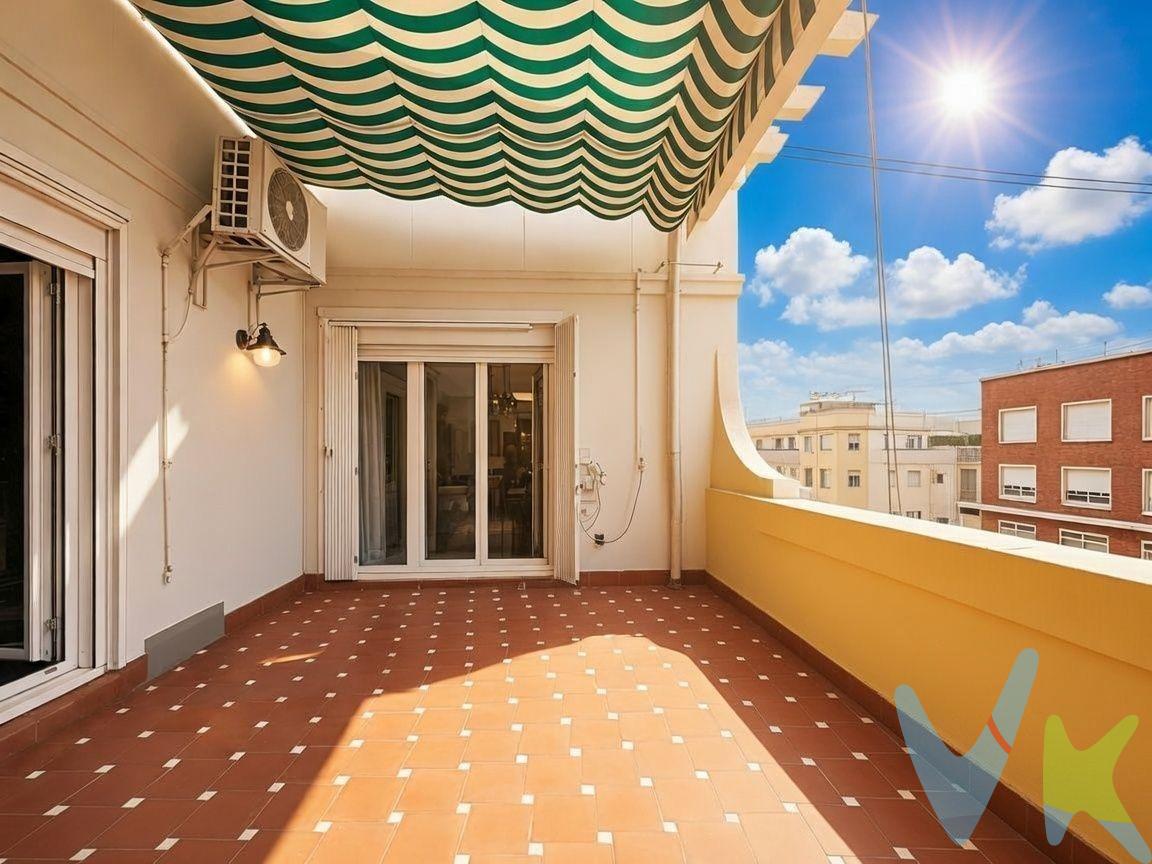 En la novena planta de un edificio histórico con ascensor y conserje, este ático de 300 m2 construidos (241 m2 útiles) combina la elegancia clásica con las comodidades de una vivienda pensada para vivirse con los cinco sentidos. Al llegar, la puerta blindada y el doble acristalamiento crean un espacio silencioso y protegido, alejado del ruido de la calle, mientras que los techos altos y los volúmenes generosos de la arquitectura original dan una sensación inmediata de amplitud al recorrerlo. La luz es protagonista: al ser una vivienda totalmente exterior y atravesante, cada estancia se ilumina de forma natural durante todo el día. . Desde las ventanas y la terraza de 13 m2 se contemplan vistas privilegiadas al Mercado Central y a los tejados históricos de la ciudad, un paisaje que cambia de tonos entre el día y la noche. La distribución ofrece dos salones-comedor con personalidades distintas: uno elegante junto a la entrada, ideal para recibir con conversaciones formales, y otro más cercano a la cocina—renovada y equipada en 2019—, pensado para la vida diaria y los momentos informales en familia. . Con cinco habitaciones amplias y tres baños, hay espacio de sobra para moverse, organizar y habitar cada rincón sin sensación de agobio. En la cubierta del edificio, un trastero privativo permite guardar sin ocupar espacio vital, y la calefacción central junto con el aire acondicionado garantizan una temperatura uniforme y agradable en cualquier época del año. Situado en pleno corazón del centro histórico de Valencia, este ático conecta el silencio y la calma de un hogar bien aislado con el pulso cultural, comercial y gastronómico de una de las zonas más vibrantes de la ciudad — una oportunidad única de ver, sentir y vivir Valencia. desde las alturas. VENTA:. PVP 1.100.000€. Gastos e impuestos no incluidos en el precio. La compra conlleva impuestos y gastos de formalización para el comprador. A título orientativo se informa que en segundas transmisiones el ITP con carácter general en Valencia es del 9%, pudiendo existir otros tipos impositivos atendiendo a las circunstancias personales del comprador u otras circunstancias previstas legalmente. Base imponible del impuesto el mayor valor entre el precio de compraventa, la tasación o el valor de referencia catastral. En cuanto a los gastos de notaría y registro, en su caso, suelen oscilar aprox. entre 1,5% y 2,5% (aranceles variables según precio, n.º de copias y complejidad). El comprador elige notario. Si el comprador precisase de hipoteca: tasación, condiciones y costes bancarios serán según entidad elegida por el comprador, así como los gastos de gestoría, y cualesquiera otros gastos inherentes a la formalización de la compraventa que legalmente correspondan a la parte compradora, salvo pacto expreso en contrario con el vendedor. El consumidor tiene, conforme a la normativa vigente, a su disposición información y documentación adicional relativa al inmueble y condiciones de la compraventa, que podrá ser consultada en C/Joaquín Costa 4, bajo 46005 Valencia o urbe2@remax.es. Honorarios de mediación inmobiliaria a cargo del COMPRADOR: (3% del precio final de venta más IVA (21%), salvo otro pacto.); y de VENDEDOR (según acuerdo con el mismo). Se informa al consumidor que la agencia actúa como intermediaria inmobiliaria en la operación, estando cualquier eventual compraventa y sus condiciones sujeta a la aceptación expresa del propietario-vendedor y a la posterior formalización del correspondiente contrato.