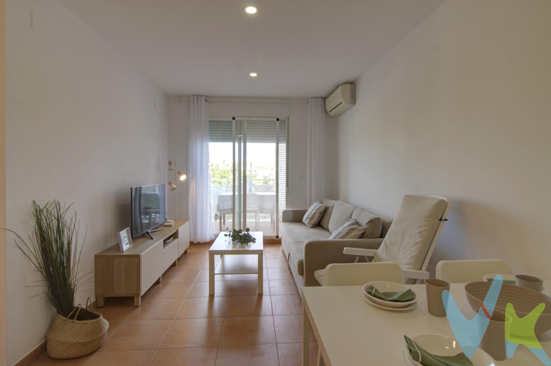 Imagínate despertar con la brisa del Mediterráneo y saber que, en pocos pasos, puedes pisar la arena dorada de la Playa de la Malvarrosa. Este apartamento es mucho más que una vivienda: es un lugar donde el tiempo se desacelera y cada día se disfruta con calma. Con una distribución práctica y acogedora, cuenta con dos habitaciones, un baño completo y una cocina office integrada al salón, pensada para compartir momentos en familia o con amigos. La terraza, con orientación norte al igual que toda la vivienda, es el rincón perfecto para las veladas frescas de verano o para disfrutar del café de la mañana mientras la luz entra suavemente. Construido en 2004 y en perfecto estado, está listo para entrar a vivir y se vende amueblado, para que solo tengas que traer tus maletas y empezar a disfrutar de tu nueva vida. Sin olvidar que la urbanización dispone de una zona de recreo y piscina. Además, el precio incluye una plaza de parking que aporta comodidad y tranquilidad a tu día a día. Situado dentro del enclave natural de la marjal de Almardá-Almenara  y cerca de Canet de Berenguer y  del Puerto de Sagunto, combina lo mejor de un entorno tranquilo con la comodidad de tener servicios, ocio y restaurantes a tu alcance. La playa, la cercanía de zonas con ambiente familiar y el clima mediterráneo hacen de este hogar una opción ideal tanto para familias que sueñan con un entorno saludable, como para parejas que buscan un refugio de calma frente al mar. Ven a conocerlo y descubre cómo este apartamento puede convertirse en el escenario de tu nueva historia junto al mar. Si lo necesitas, te ayudamos con la financiación. Los impuestos, gastos de notaría, registro y honorarios de agencia no están incluidos en el precio de venta. Para mayor seguridad en la compraventa, todas nuestras viviendas poseen FICHA DE CERTIFICACIÓN DE INMUEBLES registrada por la Asociación de Inmobiliarias de la Comunidad Valenciana ASICVAL. Antes de comprar o de entregar las arras, pida el Certificado de la vivienda para estar seguro y tranquilo sobre la situación legal, urbanística y de cargas de la misma. RK ESTAÑOL, mercantil Inmobiliaria Quasablanqua, SL, está inscrita en el Registro de Agentes de Intermediación Inmobiliaria de la Comunidad Valenciana RAICV con el número de registro 1511. 