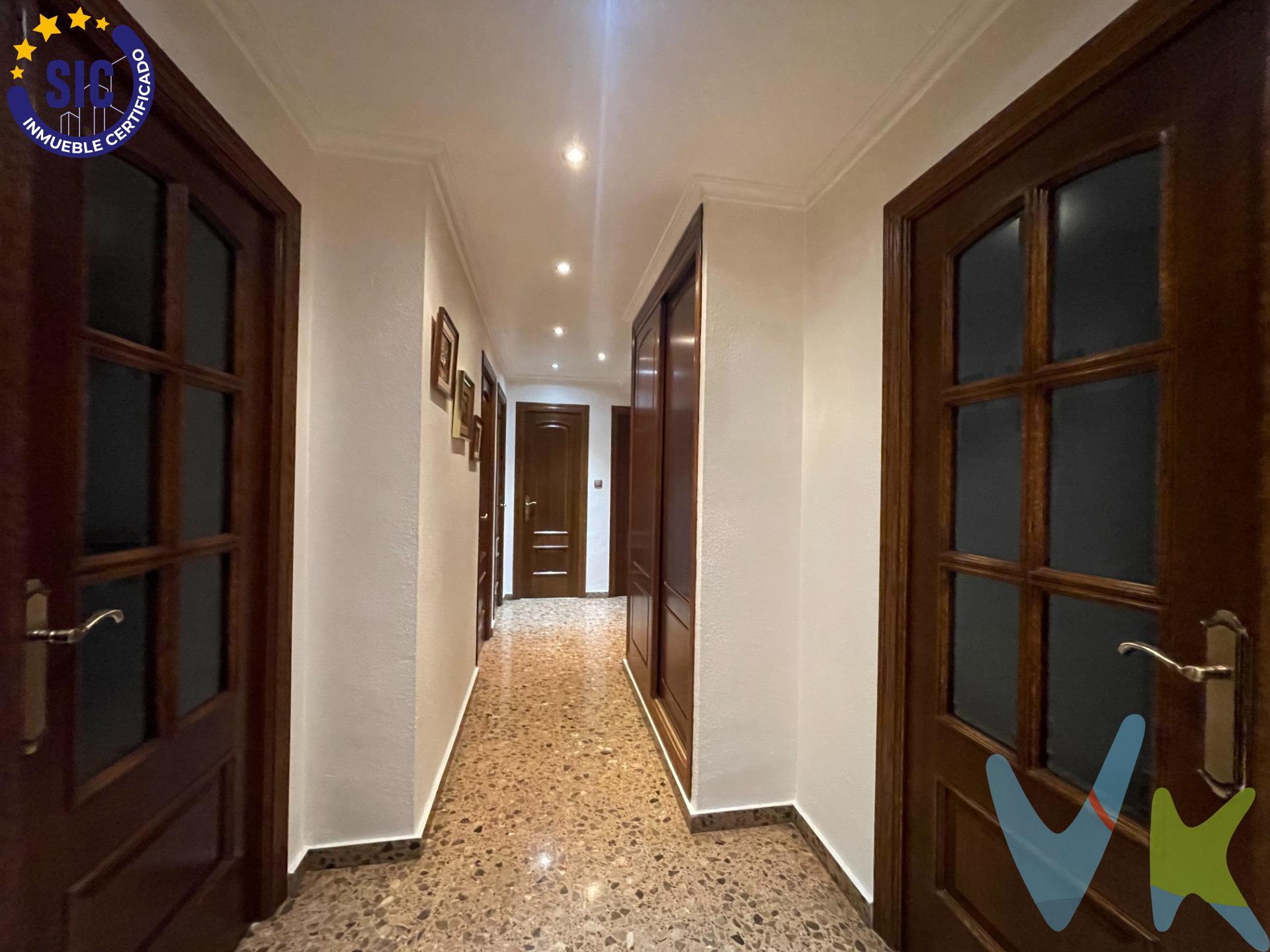 Hay viviendas que simplemente visitas… y otras que, nada más cruzar la puerta, te hacen sentir que perteneces a ellas. Este piso en Utiel tiene esa magia especial: la de convertirse en hogar desde el primer instante. Situado en la calle Estación, a escasos metros de la estación de tren, disfrutarás de la comodidad de tener todos los servicios y conexiones a tu alcance, sin renunciar a la tranquilidad de un barrio consolidado. Aquí, el día a día fluye con calma: paseos, comercios cercanos, la facilidad de. moverte sin complicaciones… calidad de vida real. El edificio, construido en 1979, transmite solidez y carácter gracias a su elegante fachada de ladrillo cara vista. La entrada de la portería es amplia y luminosa, con escaleras anchas de mármol, rampa de acceso y posibilidad de entrada directa desde el garaje interior. Además, el ascensor con acceso mediante código aporta un extra de seguridad y privacidad, un detalle que marca la diferencia. En la tercera planta te espera una vivienda de 118 m² donde todo está pensado para disfrutar del espacio. Su diseño cuadrado permite estancias amplias, bien distribuidas y muy luminosas. Nada más entrar, un gran hall recibidor estilo distribuidor te da la bienvenida y organiza la casa con. naturalidad, creando esa agradable sensación de orden y amplitud. A la izquierda, encontramos una espaciosa cocina con muebles de madera de primera calidad, cálida y funcional, acompañada de un lavadero independiente con caldera que alimenta la calefacción por radiadores, garantizando confort durante todo el año. A la derecha, el salón-comedor se abre con grandes ventanales a la fachada principal y salida al balcón, un rincón perfecto para relajarte, leer o compartir momentos especiales. La zona de descanso ofrece tres habitaciones dobles y una estancia adicional tipo despacho, todas con armarios empotrados, ideales para familias, teletrabajo o invitados. Completan la vivienda un aseo y un baño completo con plato de ducha. Materiales de calidad, amplitud, luz natural, excelente ubicación y plaza de garaje incluida. Ven a conocerlo… porque cuando lo veas, sabrás que es aquí. . VENTA:. PVP 155.000€.  Gastos e impuestos no incluidos en el precio. La compra conlleva impuestos y gastos de formalización para el comprador. A título orientativo se informa que en segundas transmisiones el  ITP  con carácter general en  Valencia  es del  10%, pudiendo existir otros tipos impositivos atendiendo a  las circunstancias  personales del comprador u otras circunstancias previstas legalmente. Base imponible del impuesto el mayor valor entre el precio de compraventa, la tasación o el valor de referencia catastral. En cuanto a los gastos de  notaría y registro, en su caso,  suelen oscilar aprox; entre 1,5% y 2,5% (aranceles variables según precio, n.º de copias y complejidad). El comprador elige notario. Si el comprador precisase de  hipoteca: tasación, condiciones y costes bancarios serán según entidad elegida por el comprador, así como los gastos de gestoría, y cualesquiera otros gastos inherentes a la formalización de la compraventa que legalmente correspondan a la parte compradora, salvo pacto expreso en contrario con el vendedor. El consumidor tiene,  conforme a la normativa vigente, a su disposición información y documentación adicional relativa al inmueble y condiciones de la compraventa, que podrá ser consultada en C/Joaquín Costa 4, bajo 46005 Valencia o urbe2@remax.es. Honorarios de mediación inmobiliaria a cargo del  COMPRADOR: (3% del precio final de venta más IVA (21%), salvo otro pacto.); y  de VENDEDOR (según acuerdo con el mismo). . Se informa al consumidor que la agencia actúa como intermediaria inmobiliaria en la operación, estando cualquier eventual compraventa y sus condiciones sujeta a la aceptación expresa del propietario-vendedor y a la posterior formalización del correspondiente contrato.