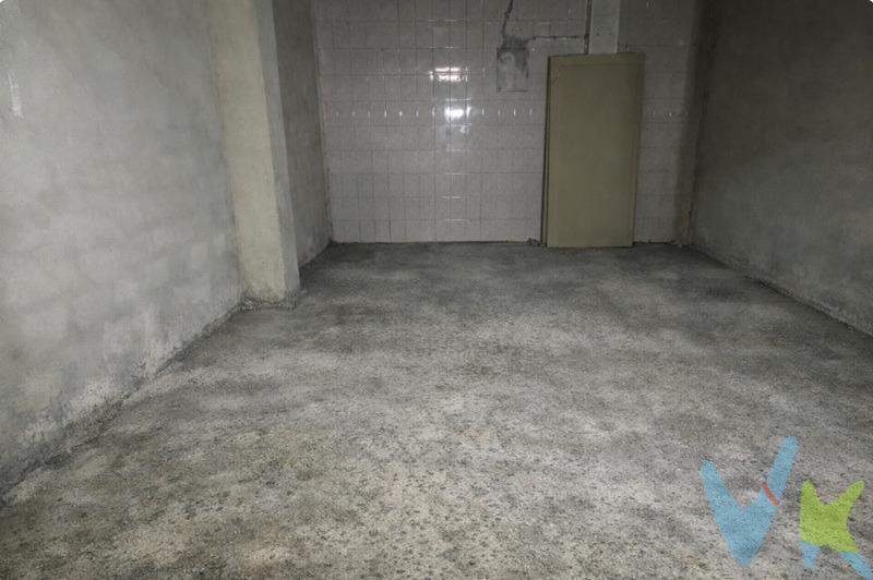 Emprendedor, comerciante, visionario: Esta es la oportunidad que estabas buscando para asegurar tu futuro financiero. Ponemos a la venta un amplio local comercial de 154 m², a solo 100 metros del río Turia y estratégicamente ubicado cerca de la Avenida Pérez Galdós. Este no es solo un local; es una inversión inteligente en una de las zonas más vibrantes y con mayor potencial de Valencia. ¿Por qué este local es tu mejor opción?. •	Localización estratégica: Situado en el corazón de L'Olivereta, un barrio consolidado con un flujo constante de clientes potenciales, tanto residentes como turistas. •	Adaptabilidad Ilimitada: Con 123 m² útiles a tu disposición, este espacio es el lienzo perfecto para tu visión. Imagina tu coworking, restaurante, tienda de moda, galería de arte o cualquier otro negocio prosperando aquí. •	Inversión con Visión: una oportunidad de inversión única, permitiéndote adquirir un activo de alto valor a un precio excepcional. No dejes pasar esta ocasión de oro para establecer tu negocio en una ubicación inmejorable. El mercado no espera, y las mejores oportunidades desaparecen rápido. ¡Actúa ahora! Llama ya y asegura tu visita para descubrir todo el potencial de este local. VENTA:. PVP 150.000€. Gastos e impuestos no incluidos en el precio. La compra conlleva impuestos y gastos de formalización para el comprador. A título orientativo se informa que en segundas transmisiones el ITP con carácter general en Valencia es del 10%, pudiendo existir otros tipos impositivos atendiendo a las circunstancias personales del comprador u otras circunstancias previstas legalmente. Base imponible del impuesto el mayor valor entre el precio de compraventa, la tasación o el valor de referencia catastral. En cuanto a los gastos de notaría y registro, en su caso, suelen oscilar aprox. entre 1,5% y 2,5% (aranceles variables según precio, n.º de copias y complejidad). El comprador elige notario. Si el comprador precisase de hipoteca: tasación, condiciones y costes bancarios serán según entidad elegida por el comprador, así como los gastos de gestoría, y cualesquiera otros gastos inherentes a la formalización de la compraventa que legalmente correspondan a la parte compradora, salvo pacto expreso en contrario con el vendedor. El consumidor tiene, conforme a la normativa vigente, a su disposición información y documentación adicional relativa al inmueble y condiciones de la compraventa, que podrá ser consultada en C/Joaquín Costa 4, bajo 46005 Valencia o urbe2@remax.es. Honorarios de mediación inmobiliaria a cargo del COMPRADOR: (3% del precio final de venta más IVA (21%), salvo otro pacto.); y de VENDEDOR (según acuerdo con el mismo). Se informa al consumidor que la agencia actúa como intermediaria inmobiliaria en la operación, estando cualquier eventual compraventa y sus condiciones sujeta a la aceptación expresa del propietario-vendedor y a la posterior formalización del correspondiente contrato.