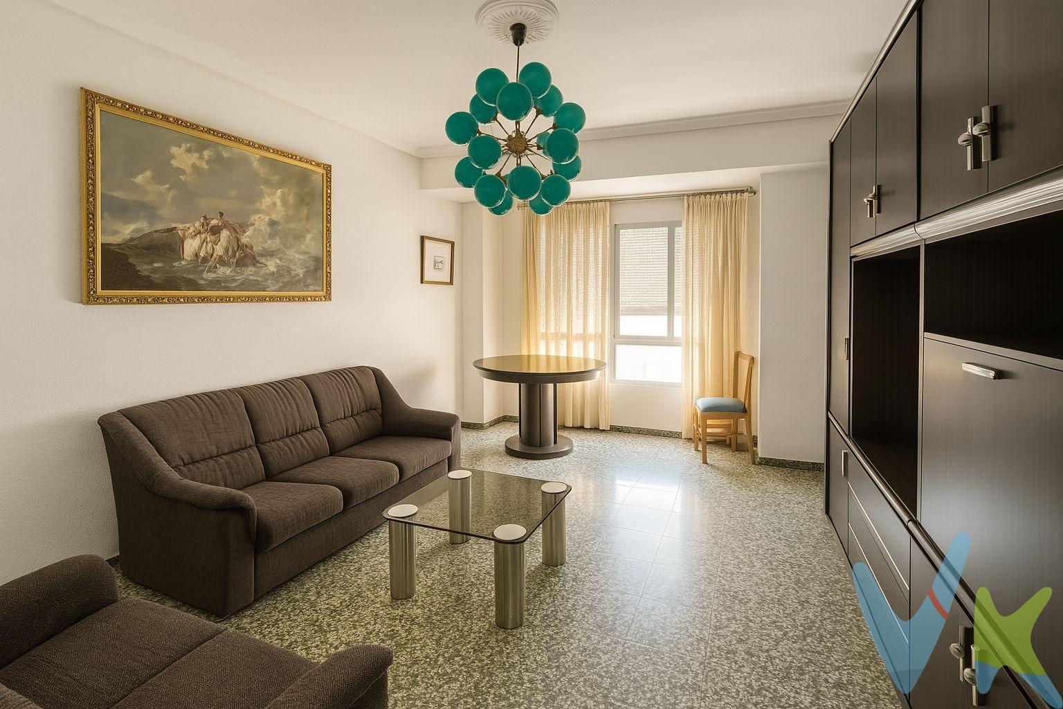 Piso en venta en el centro de Castellón de la Plana – Ideal para reformar. Se vende amplio piso de 113 m² construidos (100 m² útiles) con 4 dormitorios, 1 baño y ascensor en edificio con fachada caravista. Ubicado en la 5ª planta, con orientación norte. Vivienda de 1971, a reformar, ideal para actualizar a tu gusto o como inversión. 🔹 Comunidad: solo 45 €/mes. 🔹 IBI: 350 €/año. 🔹 Excelente ubicación: comercios, servicios, transporte y todo a mano. Precio: 129.000 €. Gran oportunidad en zona muy demandada. ¡No la dejes escapar!. Por mandato expreso del propietario comercializamos este inmueble mediante contrato de multi-exclusiva, por el cual numerosas agencias colaboradoras, nacionales e internacionales, ofrecen esta vivienda a sus potenciales compradores, todo ello garantizando un servicio de calidad, un trato fácil, sencillo y sin interferencias de terceros, ya que la gestión es a través de nuestra agencia. *Impuestos, gastos de compraventa tales como honorarios agencia y financiación no incluidos