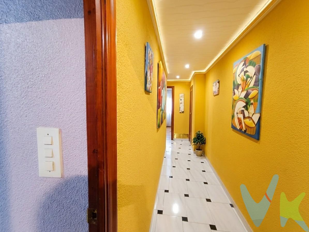 ¿Buscas espacio, comodidad y la mejor terraza de la ciudad? Esta casa en la calle Censals te ofrece la combinación perfecta entre funcionalidad y un estilo de. vida social inigualable. Planta Baja: Mucho más que un garaje (85 m²). La planta baja cuenta con un amplio garaje de 85 metros cuadrados, ideal no solo para vehículos, sino como zona de almacenaje o taller. Extra de almacenamiento: Incluye un práctico altillo que permite organizar todo sin restar espacio de aparcamiento. Planta Primera: Hogar acogedor y luminoso (115 m²). Subiendo a la zona de vivienda, encontramos una distribución pensada para el aprovechamiento de la luz:. Salón-comedor amplio y acogedor. Cocina independiente con acceso directo a una cómoda galería. 2 Dormitorios espaciosos. Salita adicional: Un rincón versátil perfecto para despacho, cuarto de juegos o zona de lectura. Planta Superior: El Oasis Urbano. El verdadero tesoro de esta casa se encuentra en la parte superior:. Buhardilla: Un espacio con encanto que puede servir como trastero o zona de descanso, ocio y reunión con amigos y familiares. Terraza Cubierta: Un espacio diseñado para disfrutar los 365 días del año. Es el lugar ideal para organizar barbacoas con amigos, cenas al aire libre o simplemente relajarse. Vistas privilegiadas: Disfruta de los mejores atardeceres de Carcaixent desde la privacidad de tu propio hogar. Ubicación: Calle Censals, Carcaixent. Una zona tranquila pero conectada, perfecta para quienes buscan la independencia de una casa propia sin renunciar a. la cercanía de los servicios. ¡No dejes pasar esta oportunidad! Casas con este metraje de garaje y una terraza de este calibre no suelen durar mucho en el mercado. PVP 179.999€. Gastos e impuestos no incluidos en el precio. La compra conlleva impuestos y gastos de formalización para el comprador. A título orientativo se informa que en segundas transmisiones el ITP con carácter general en  Valencia es del 10%, pudiendo existir otros tipos impositivos atendiendo a las circunstancias  personales del comprador u otras circunstancias previstas legalmente. Base imponible del impuesto el mayor valor entre el precio de compraventa, la tasación o el valor de referencia catastral. En cuanto a los gastos de notaría y registro, en su caso,  suelen oscilar aprox; entre 1,5% y 2,5% (aranceles variables según precio, n.º de copias y complejidad). El comprador elige notario. Si el comprador precisase de hipoteca: tasación, condiciones y costes bancarios serán según entidad elegida por el comprador, así como los gastos de gestoría, y cualesquiera otros gastos inherentes a la formalización de la compraventa que legalmente correspondan a la parte compradora, salvo pacto expreso en contrario con el vendedor. El consumidor tiene, conforme a la normativa vigente, a su disposición información y documentación adicional relativa al inmueble y condiciones de la compraventa, que podrá ser consultada en C/Joaquín Costa 4, bajo 46005 Valencia o urbe2@remax.es. Honorarios de mediación inmobiliaria a cargo del  COMPRADOR: (3% del precio final de venta más IVA (21%), salvo otro pacto.); y de VENDEDOR (según acuerdo con el mismo). Se informa al consumidor que la agencia actúa como intermediaria inmobiliaria en la operación, estando cualquier eventual compraventa y sus condiciones sujeta a la aceptación expresa del propietario-vendedor y a la posterior formalización del correspondiente contrato.