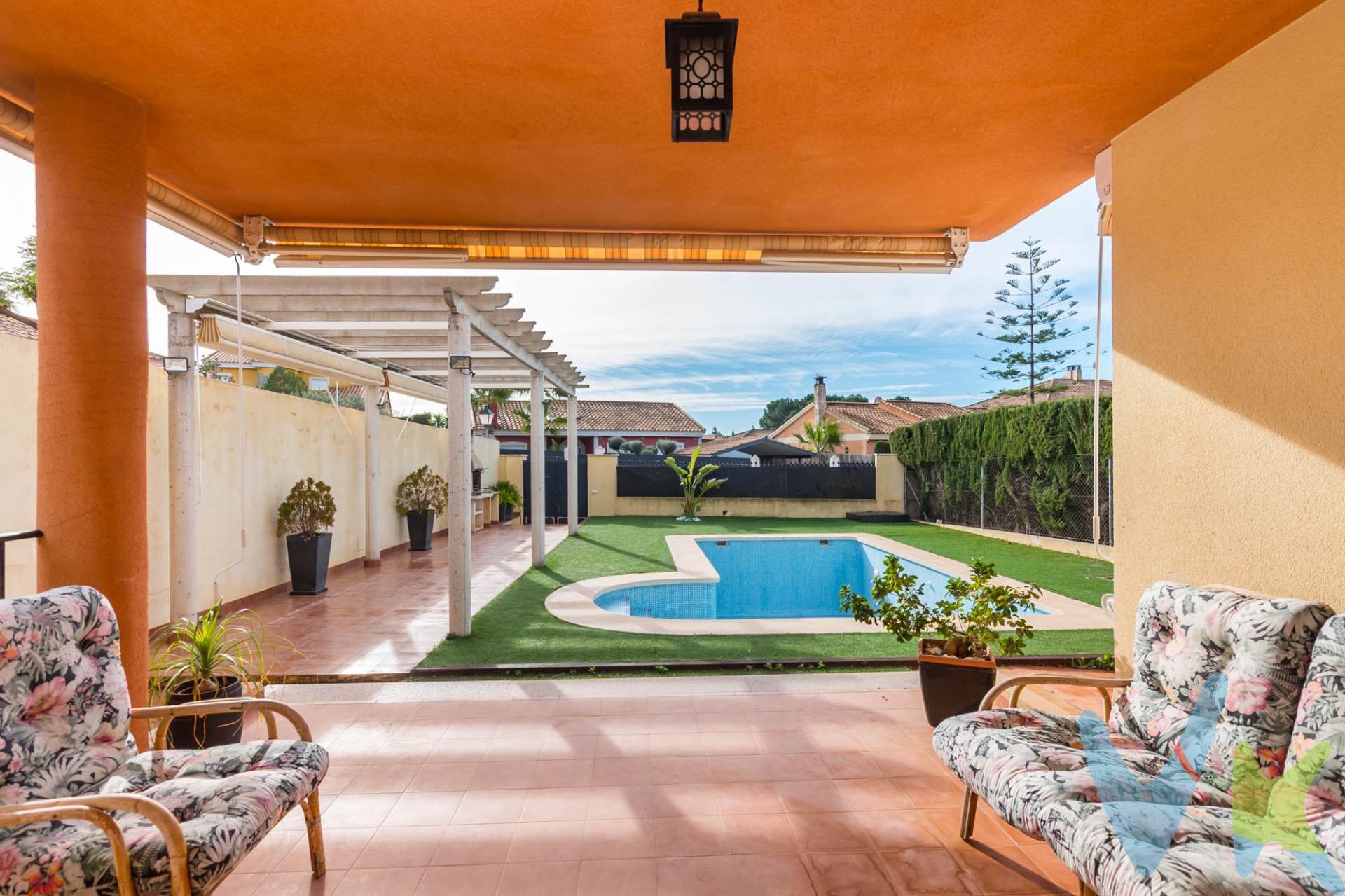 Crea el hogar que siempre has soñado en una parcela de 443 m², en este chalet en La Alcayna invita a vivir despacio y al aire libre. La planta baja se abre con un salón luminoso que se prolonga naturalmente hacia la terraza, donde la piscina y la zona de barbacoa se convierten en el corazón de los encuentros y las tardes de verano. La cocina independiente, amplia y funcional, acompaña el día a día con comodidad, mientras que el dormitorio en suite ofrece privacidad y descanso en la misma planta. En la planta primera, dos dormitorios acogedores comparten un baño, creando un espacio perfecto para la familia o invitados. Un hogar pensado para disfrutar de la luz, la calma y los pequeños rituales que hacen grande cada día. Comercialización en multidifusión. Por mandato expreso del propietario, este inmueble se comercializa en multiexclusiva, lo que garantiza un acceso completo a la información, un servicio profesional y una gestión ordenada, sin interferencias de terceros. Si eres agente inmobiliario y tienes un cliente interesado, estaremos encantados de colaborar. Contáctanos sin compromiso. 🤝 Una compra tranquila y bien acompañada. Al contactar directamente con nosotros, evitarás molestias innecesarias a la propiedad. Nos encargamos de toda la intermediación, facilitándote la documentación, la información necesaria y un trato cercano, claro y sin complicaciones. Te informaremos con total transparencia de todos los aspectos de la compra, incluidos gastos y honorarios de agencia para que tomes decisiones con calma y seguridad. Nuestra forma de trabajar se basa en algo muy sencillo:. Calma → la tranquilidad de comprar tu vivienda con acompañamiento profesional en todo el proceso con nosotros. ℹ️ Información legal. La descripción del inmueble y las imágenes publicadas tienen carácter meramente informativo y no contractual. El precio ha sido fijado por la propiedad y podría sufrir variaciones hasta su formalización en contrato de compraventa. 💰 Gastos de la compra. Impuestos (ITP). Con bonificación: 3 %. Sin bonificación: 7,75 %. Notaría y Registro: aprox. 1.000 €. Honorarios de agencia: 3 % + IVA, con un mínimo de 3.000 € + IVA (No incluidos en el precio de venta). 