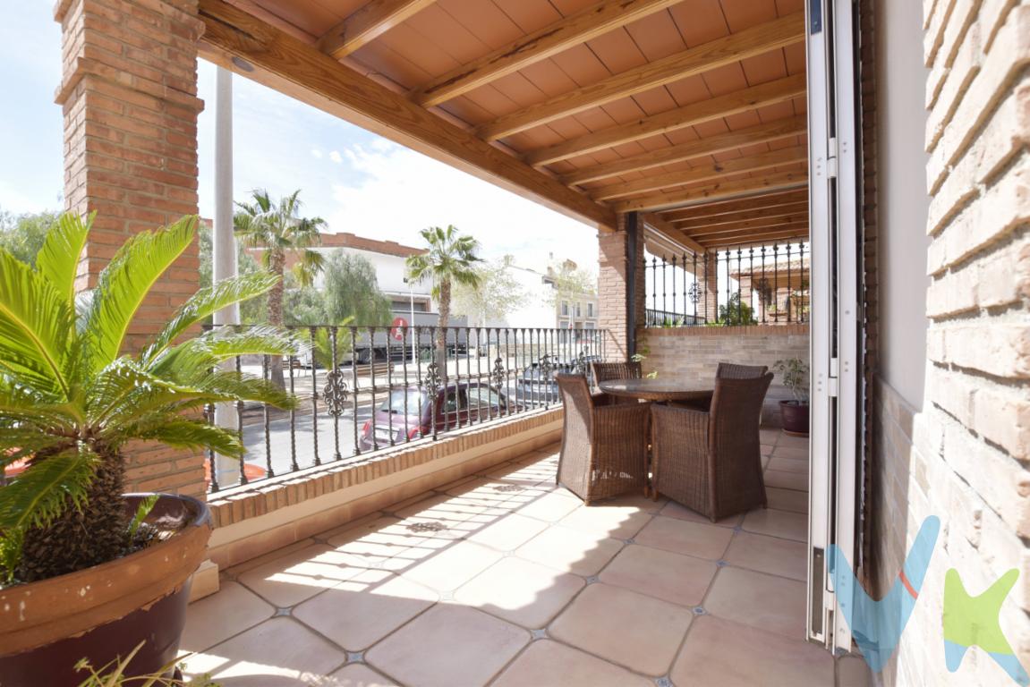Cuando coincide espacio, orientación, ubicación y calidad en una misma vivienda sólo queda visitarla para convertirla en la casa de tus sueños. Llámanos, te esperamos con los brazos abiertos para hablar de tu proyecto de vida. Te proponemos un adosado espectacular de 3 alturas más semisótano con 3 terrazas, una frontal, otra trasera y otra desde el ático abuhardillado. La terraza más espaciosa está en planta baja, muy práctica, junto a la entrada principal, muy soleada por su orientación al sur y conectada con el salón comedor de más de 25m2, ideal para reunir a la familia, amigos y conocidos. sin problemas de espacio. Además de una cocina reformada del 2006, actual y con espacio para comer y con salida a un patio en donde no puede faltar un paellero, un trastero y la zona de máquinas (calderas). La vivienda de más de 300m2 da a dos calles, una de ellas peatonal y de acceso a los garajes privados tipo box de la promoción tumbada de casas iguales. En planta primera hay 4 habitaciones dobles en algo más de 90m2 construidos, de las cuales dos están orientadas al norte y las otras dos al sur con lo que, la ventilación cruzada está asegurada, además de la ventilación, la luz, el sol y la tranquilidad por ser una calle de unifamiliares, sin edificios. Dos baños completo en la planta de habitaciones, uno de ellos en suite y un zapatero espectacular en el pasillo para desahogo de la familia. Lo mejor la buhardilla, un espacio de 45m2 para destinar bien a teletrabajar, estudiar e incluso componer música al estar tanto las paredes, como el techo forrado de madera y salida a la tercera terraza. La vivienda esta situada en Puçol, municipio de l´Horta Nord, entre mar y montaña, bordeado por la Sierra Calderona, a 3km del mar, a 25 minutos de Valencia por V-21, dispone de tren de cercanías y bus interurbano con parada en la playa y metro de Rafelbunyol, así como bus hasta el hospital de Sagunto. Vivirás en un muncipio de reconocido prestigio por su oferta educativa, dos colegios biingues, un privado y varios públicos de renombre, así como dos urbanizaciones y todos los servicios, tiendas y supermercados necesarios para hacerte la vida más fácil. Hay garaje para varios coches, además de una sala multiusos para eventos especiales o fiestas para los más jóvenes. La vivienda dispone de hilo musical y calefacción por gas-ciudad. ¿Hablamos?Contamos con 30 años de experiencia acreditada y nuestro objetivo es garantizarle un servicio de compra humano, ético, de calidad, fácil y seguro. Nuestro equipo lo integran agentes con la titulación AIR (Agente Inmobiliario Registrado) y Agentes Certificadores de la categoría Premium en certificación de inmuebles y debidamente registrados en el Registro de Agentes de Intermediación de la CV (RAICV 0743). Consulte en nuestras reseñas de Google lo que opinan los clientes que ya han trabajado con nosotros.El precio NO incluye: Impuestos, gastos de Notaría, registro y honorarios de inmobiliaria.Nuestra inmobiliaria cuenta con encargo en EXCLUSIVA de esta propiedad. Por ello rogamos, por expreso deseo, que evite molestar y contactar con los propietarios. Nosotros estaremos encantados en ayudarle y atenderle en todo lo referente al inmueble. Si eres un compañero inmobiliario estaremos encantados en colaborar con la seriedad y honestidad propia de un buen Agente.  