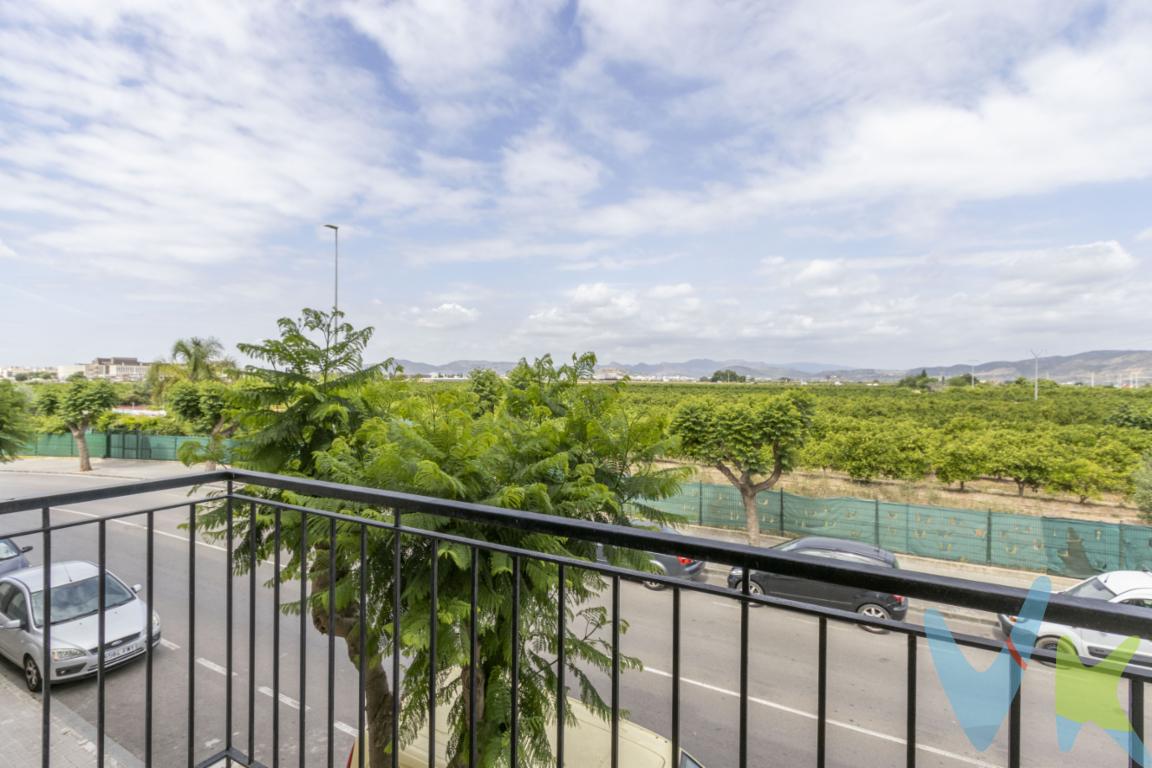 Tu piso en Canet, con garaje y a pocos minutos de la playaSi buscas una vivienda cómoda, bien ubicada y a pocos minutos de la playa, este piso en Canet d\'En Berenguer puede ser una excelente opción.Situado en la zona pueblo, tendrás todos los servicios del día a día a tu alcance, como supermercados, comercios, cafeterías y transporte, con la ventaja de estar muy cerca de la playa y poder disfrutar del mar siempre que te apetezca.La vivienda se encuentra en una primera planta y cuenta con 65,6 m² construidos distribuidos en dos dormitorios, un baño completo y una distribución práctica y funcional que aprovecha muy bien el espacio.Destaca por sus vistas despejadas y vistas a la montaña, que aportan una agradable sensación de amplitud y luminosidad. Además, dispone de climatización por conductos con aire acondicionado y calefacción, garantizando confort durante todo el año. Las ventanas de aluminio con Climalit y los suelos de gres completan una vivienda pensada para disfrutar con comodidad y con un mantenimiento sencillo.Dispone de un pequeño balcón exterior y, como valor añadido, incluye una amplia plaza de garaje, una característica cada vez más demandada tanto por quienes buscan una vivienda habitual como por quienes desean una segunda residencia cerca de la costa.Por ubicación, equipamiento y cercanía a la playa, es una oportunidad interesante tanto para vivir todo el año como para disfrutar de vacaciones y escapadas en una de las zonas más valoradas de la costa valenciana.Contacta con nosotros para más información o para concertar una visita. Estaremos encantados de enseñarte tu próximo hogar en Canet d\'En Berenguer. El precio no incluye lo siguiente: Honorarios de la agencia inmobiliaria, impuestos (IVA, ITP) y otros gastos de la Compraventa (notaria, gestoría y registro 