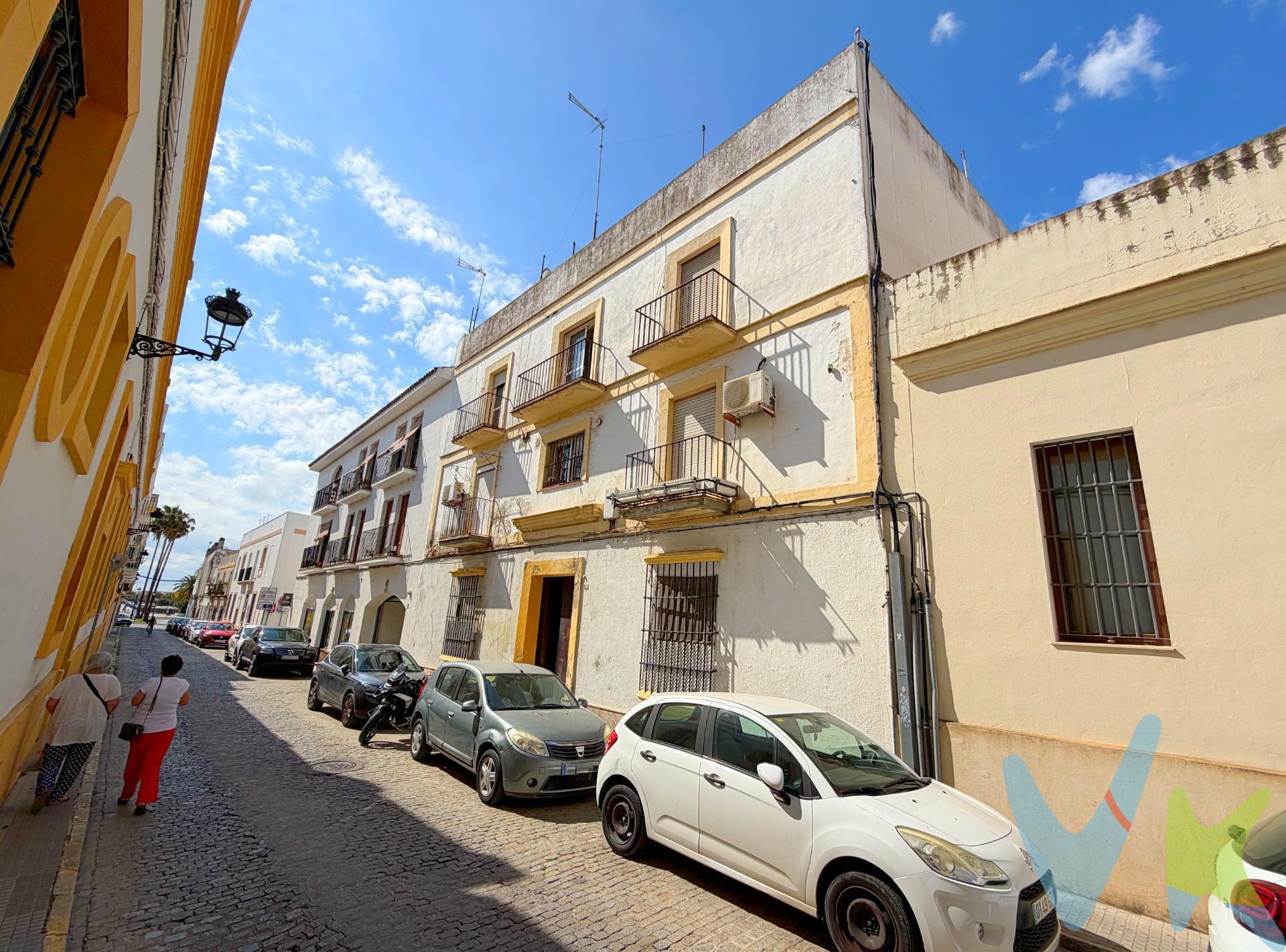Les ofrecemos la oportunidad de adquirir una vivienda de 2 dormitorios en una de las mejores calles de la ciudad.  Ubicada en el centro, es una de las calles tranquilas con mejor comunicación al paseo fluvial y plaza del Ayuntamiento. La vivienda, situada en una primera planta nos recibe en un hall amplio con ventana y da paso al salón exterior con balcón. Éste detalle otorga al espacio de mayor vida y amplitud gracias a la luz que entra a raudales. Salir y disfrutarlo casi todos los días del año, decorado con plantas e integrado en el salón es siempre un plus que agradecer. Un gran mueble de mampostería en la pared principal de la sala acaba por enamorarnos y otorga personalidad al ambiente. La cocina, justo al lado de este primer espacio ya está amueblada. Dos dormitorios de buen tamaño y el baño listo para entrar a vivir, ya nos convencen de estar en nuestra nueva casa. Una casa que ya podrían disfrutar desde el primer momento aunque de querer actualizar y adaptar a su gusto, con muy poco, daría un resultado espectacular. Por mandato expreso del propietario, comercializamos este inmueble en EXCLUSIVA, lo que le garantiza el acceso a toda la información, a un servicio de calidad, un trato fácil, sencillo y sin interferencias de terceros. Por este motivo, se ruega no molestar al propietario, a los ocupantes de la propiedad o a los vecinos. Muchas gracias por su comprensión. En cumplimiento de las obligaciones de información previstas Disp. final 3ª de la Ley 10/2025, de servicios de atención a la clientela y transparencia, así como en la normativa sectorial vigente, y RD 218/2005 de Inf. de la J.A., el precio indicado no incluye los gastos e impuestos inherentes, los cuales se desglosan estimados o con posibilidad de calcularlos a continuación. -	Impuestos: Operación sujeta a ITP, cuyo tipo general es del 7% respecto al precio de venta, pero que en casos especiales se puede ver reducido al 6% o 3,5% en virtud de lo dispuesto en el Ley 5/2021 de Tributos Cedidos de la Co-munidad Autónoma de Andalucía. -	Los gastos aproximados de Notaría y Registro son entre 1.000€ y 2.000€, el importe exacto dependerá del precio final de la compraventa, número de copias de la escritura, número de páginas de la escritura, complejidad, en virtud de lo dispuesto en el Anexo I del Real Decreto 1426/1989, por el que se aprueba el arancel general de Notaría, y el Anexo I del Real Decreto 1427/1989, por el que se aprueba el arancel de los Registradores de la Propiedad. -	Gestoría, en su caso: Honorarios por tramitación administrativa, liquidación de impuestos e inscripción registral, ascienden de forma estimativa a 363€ aprox. (IVA incluido), depende de cada caso y su dificultad. -	Honorarios comprador (no incluidos): 3% + IVA sobre el precio, con un mínimo de 3.000€ + IVA. Se informan y aceptan por escrito (hoja de encargo/servicios) antes de la visita y de cualquier gestión vinculada a la compra. -	En caso de necesidad de financiación bancaria, los gastos deberán ser obtenidos de la entidad bancaria que vaya a financiar la operación. -	El consumidor tiene derecho, conforme a la normativa vigente, a disponer de información y documentación adicional relativa al inmueble y condiciones de la compraventa, accesible en la sede física de la agencia (Ctra. Sanlúcar 8A, 11500 El Puerto de Santa María.  La agencia efectúa una labor de intermediación y las condiciones finales de la compraventa quedan sujetas a la aceptación expresa de la parte vendedora y a la ulterior formalización del contrato. 